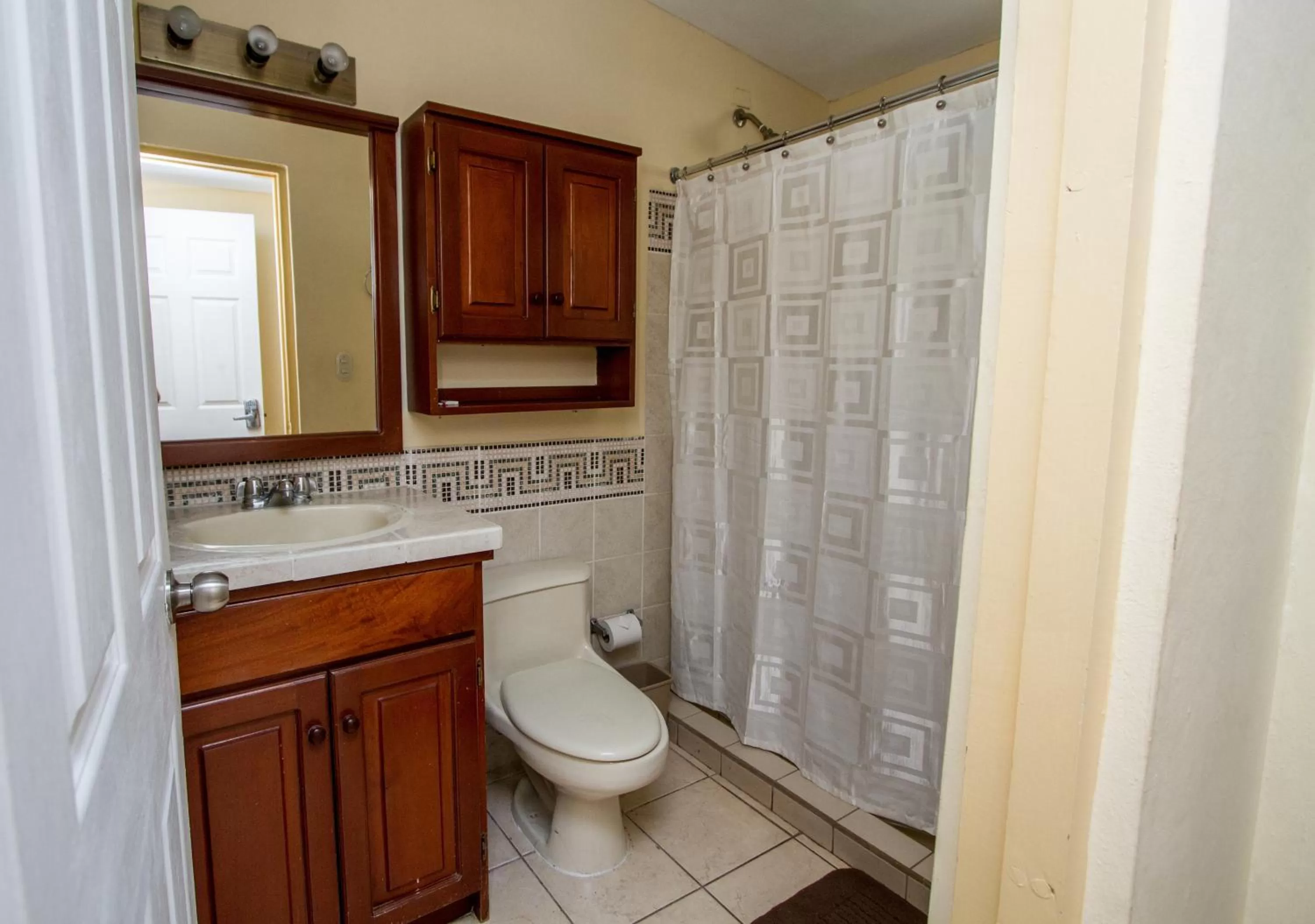 Shower, Bathroom in Hotel Colibri