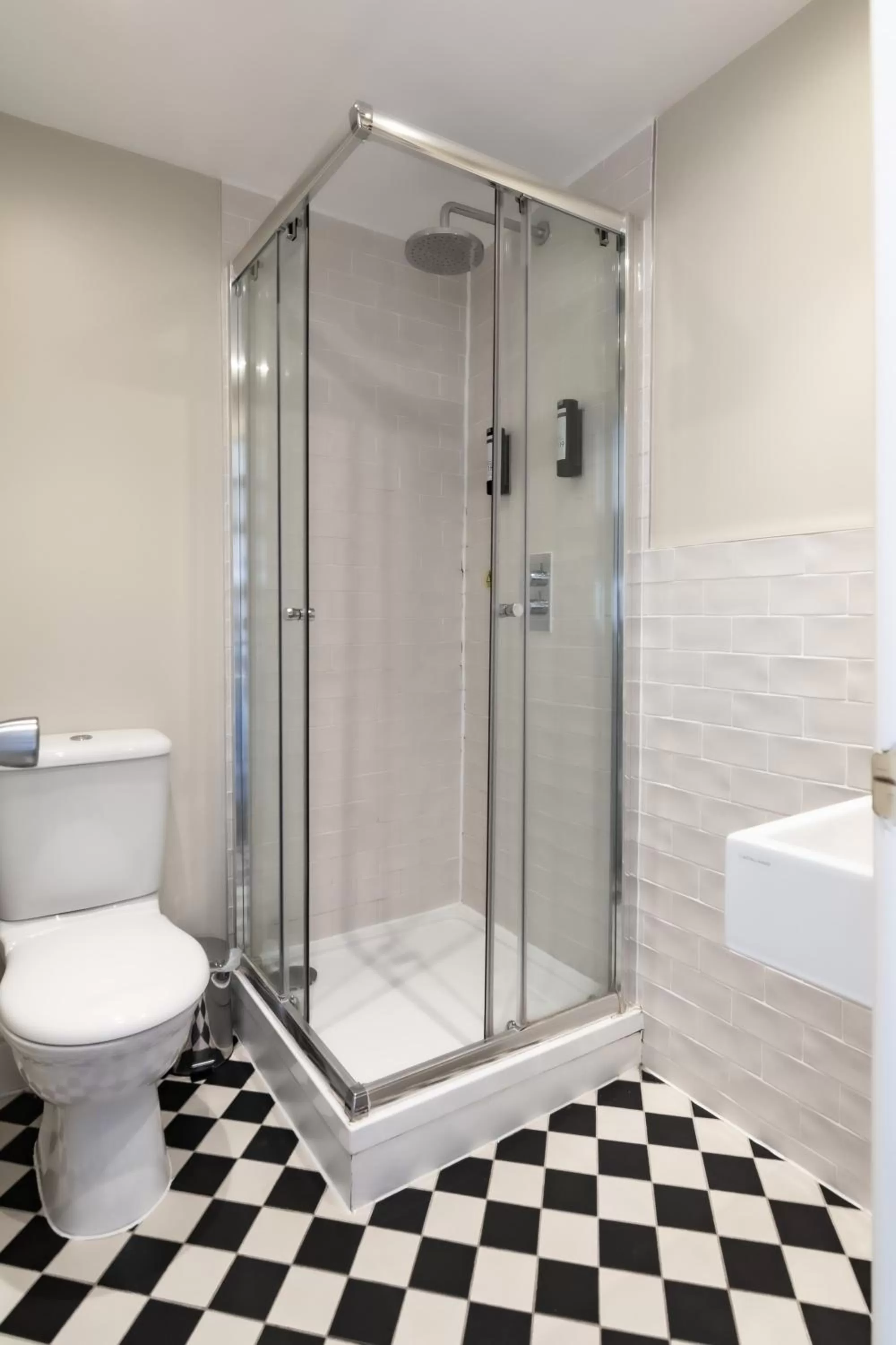 Shower in Kew Gardens Hotel