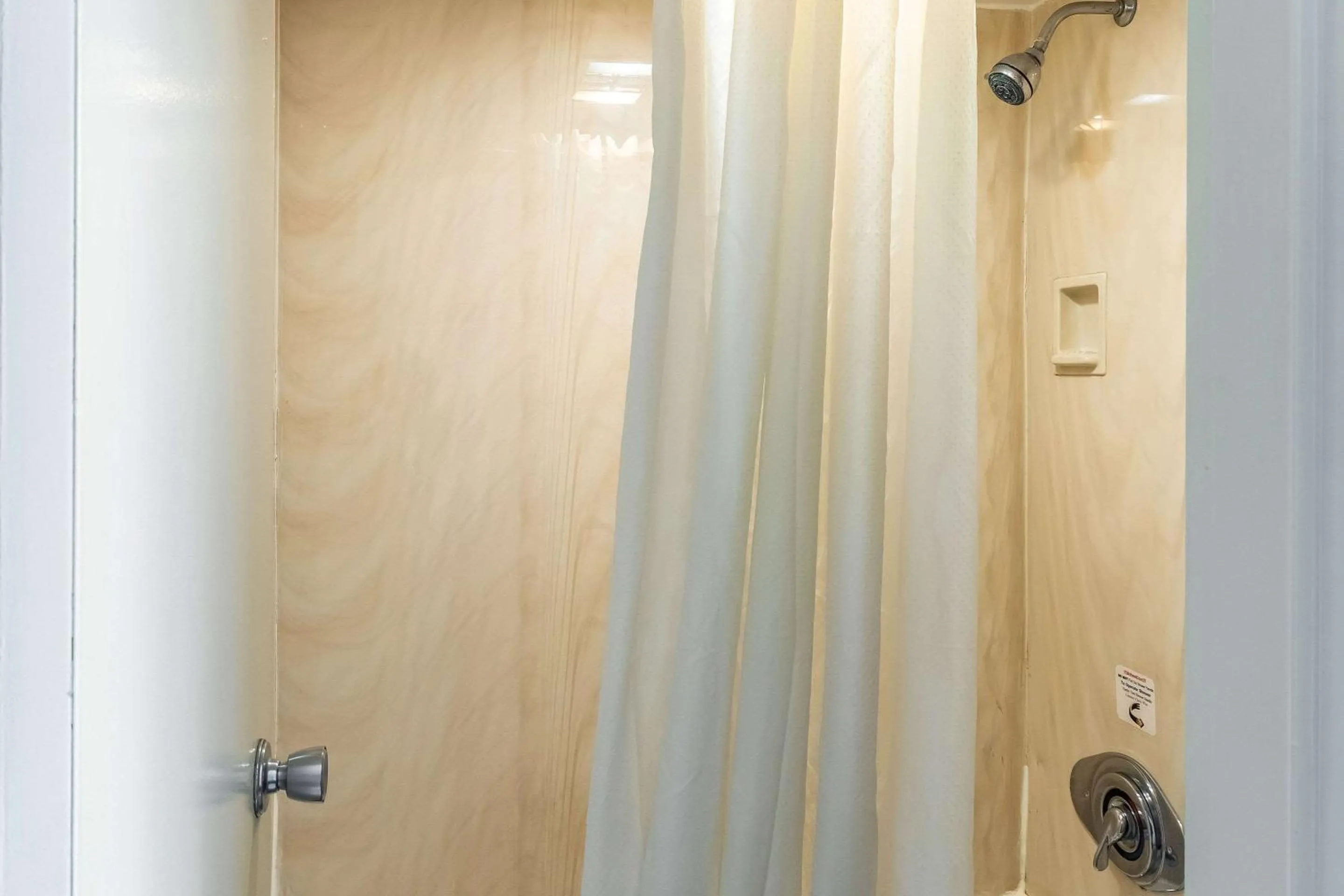 Bathroom in Econo Lodge Zanesville Downtown