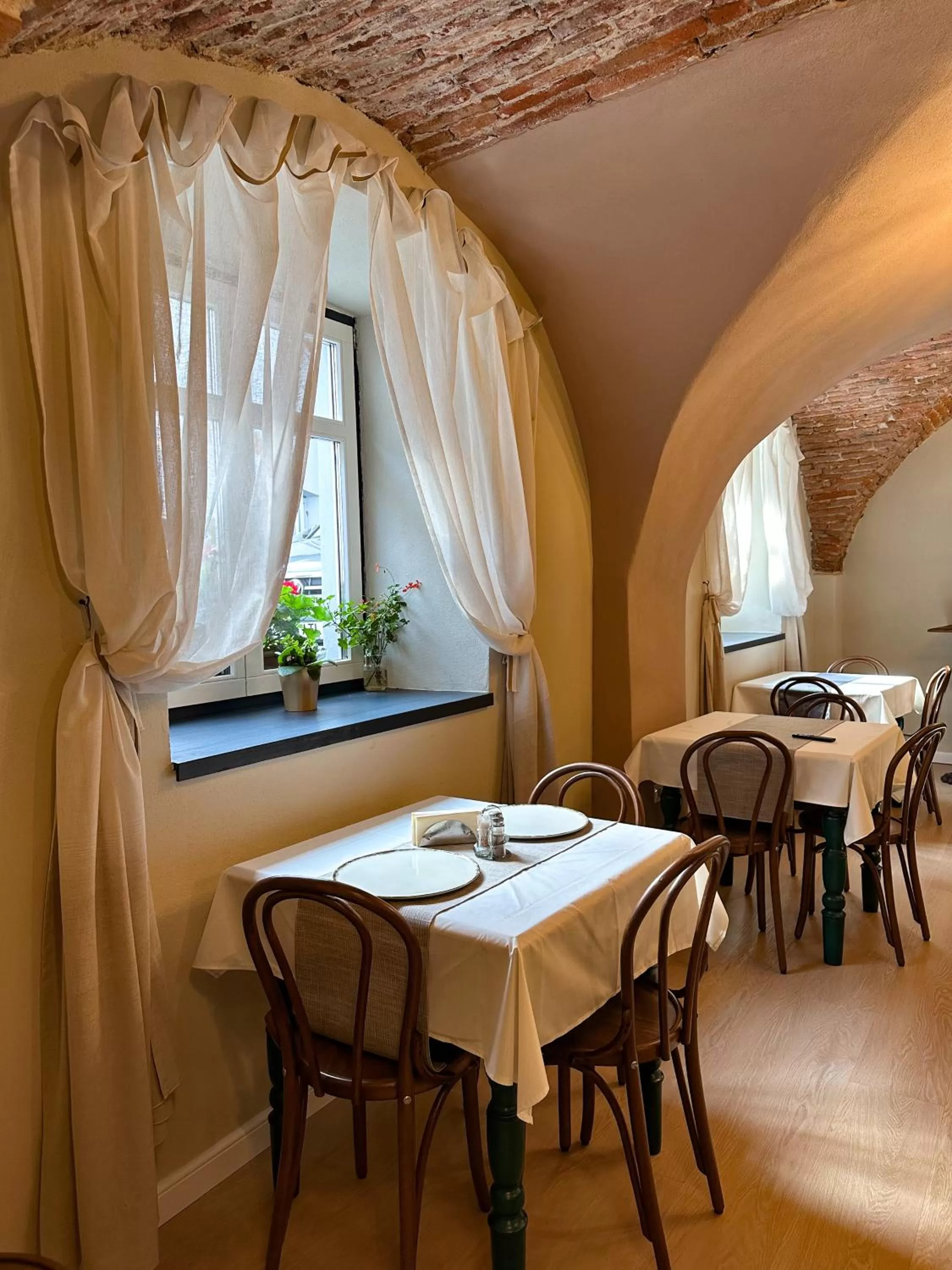 Breakfast, Restaurant/Places to Eat in MAGISTER seven