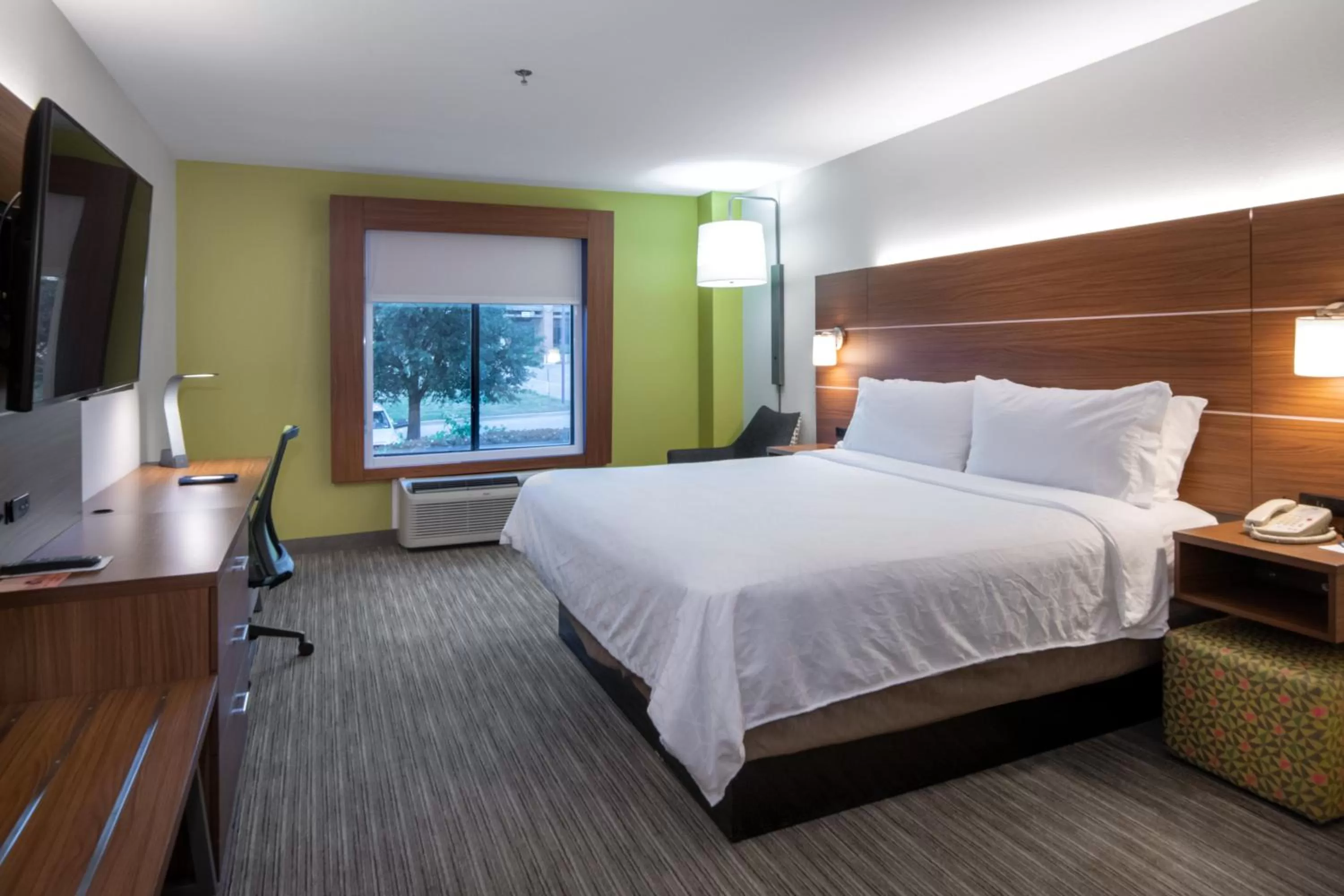Photo of the whole room, Bed in Holiday Inn Express Arlington Interstate 20 Parks Mall by IHG