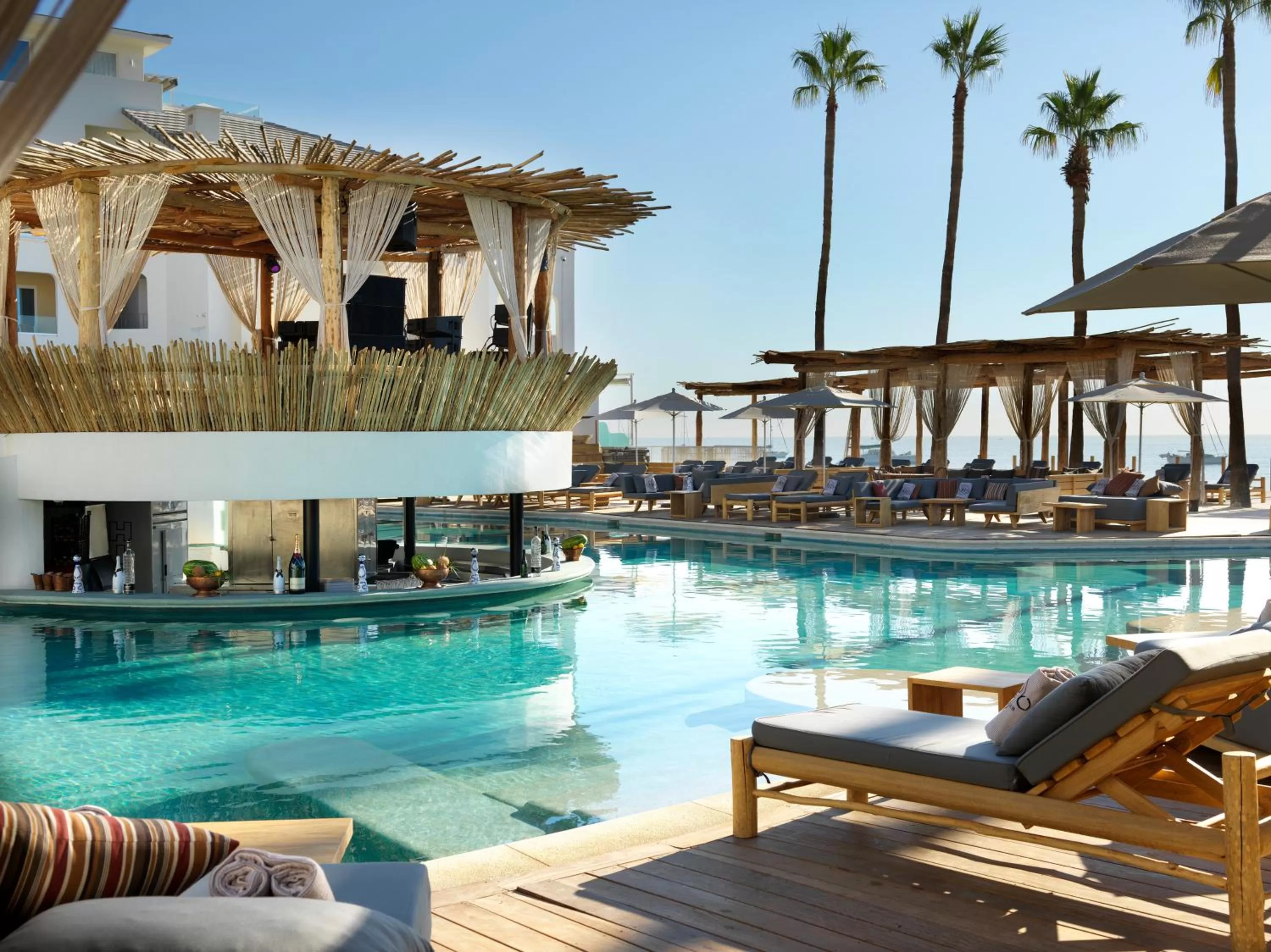 Swimming pool in ME Cabo by Meliá