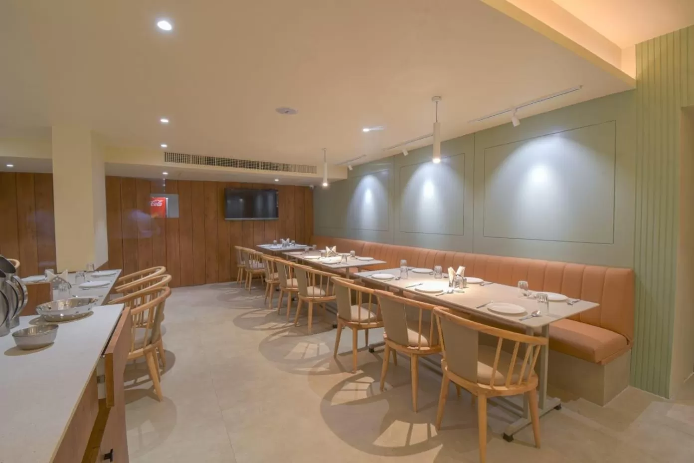 Restaurant/places to eat in Hotel Vrishali Executive