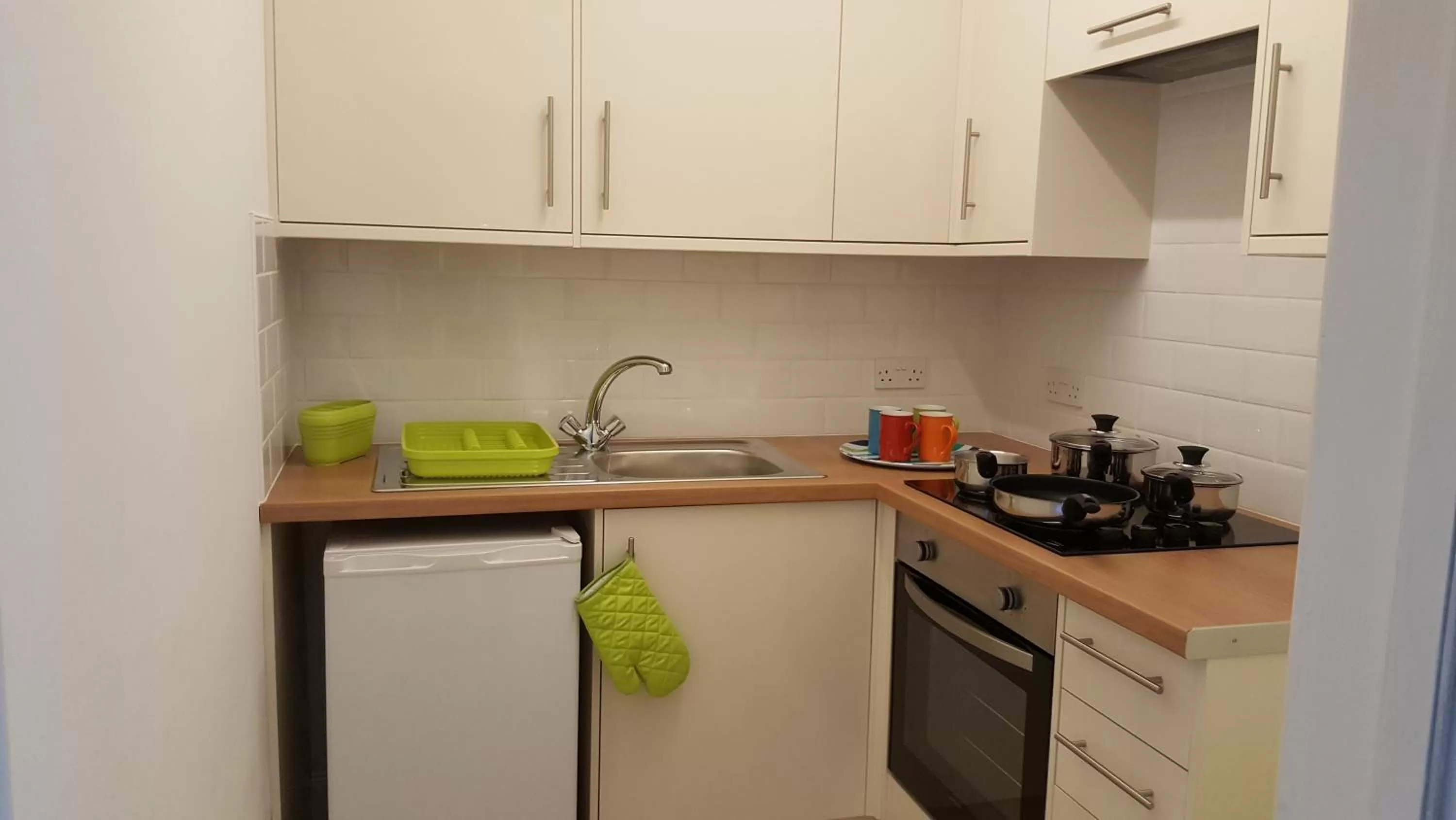 Kitchen or kitchenette in The Devon Court