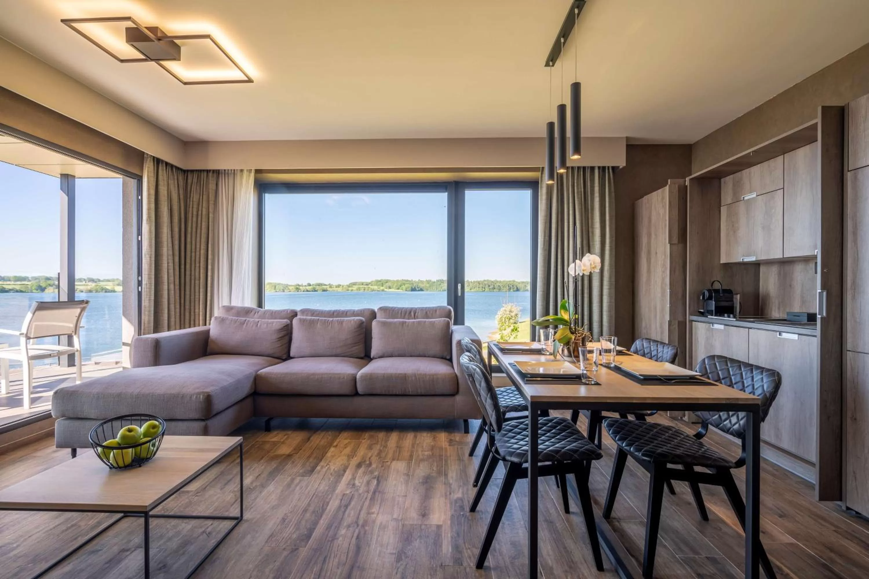 Photo of the whole room in Golden Lakes Hotel