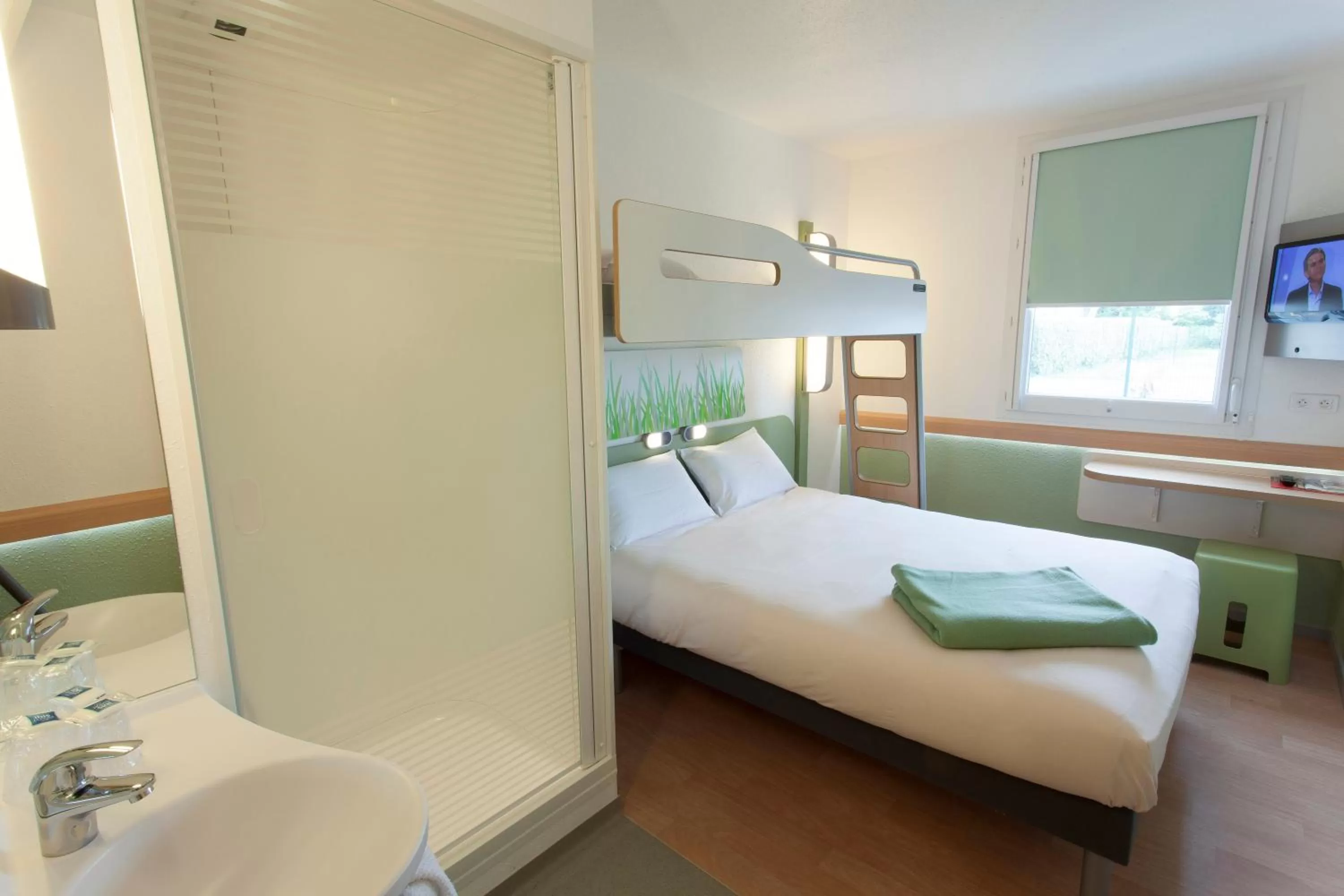 Photo of the whole room, Bed in ibis budget Cherbourg - La Glacerie