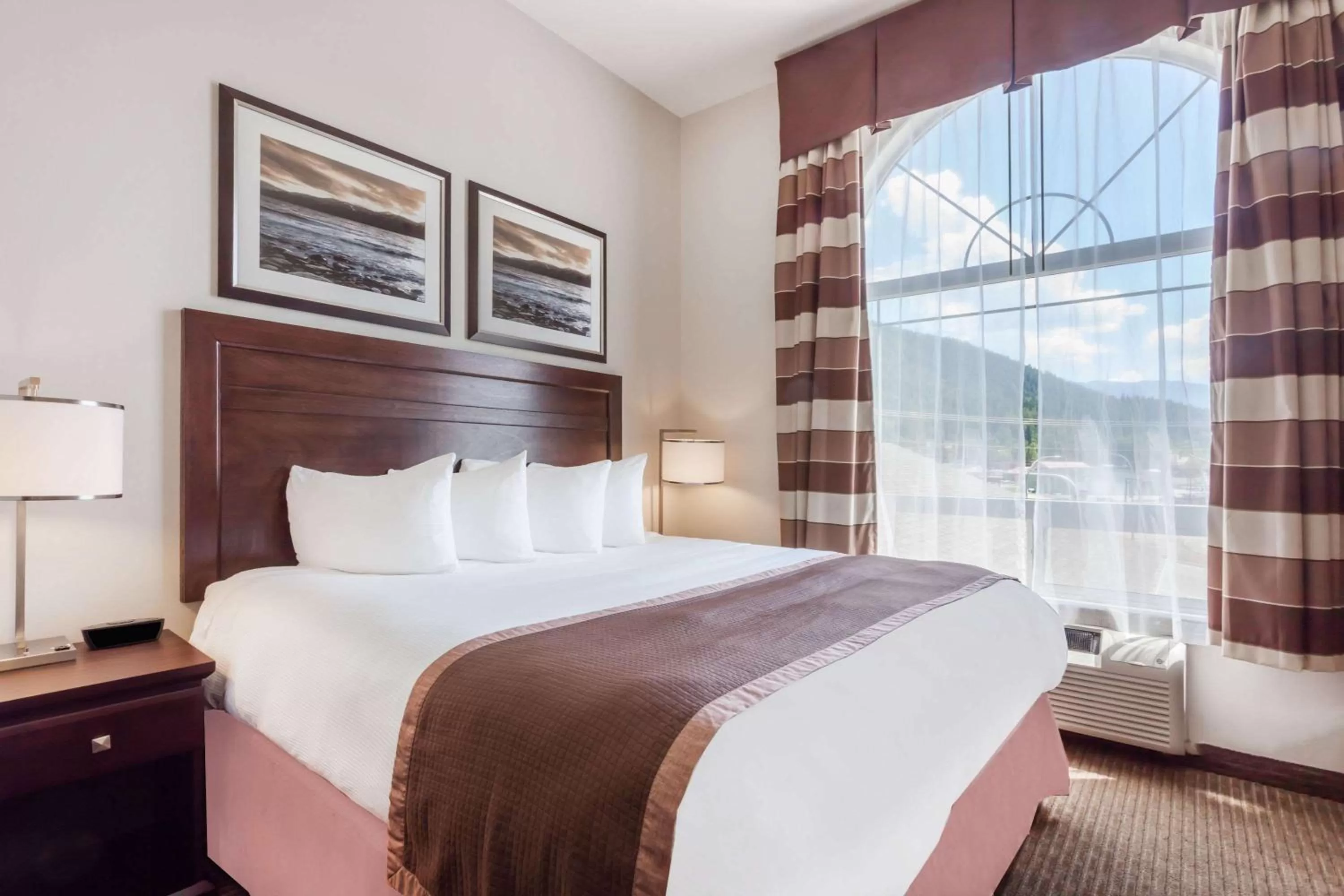 Photo of the whole room, Bed in Ramada by Wyndham Creston