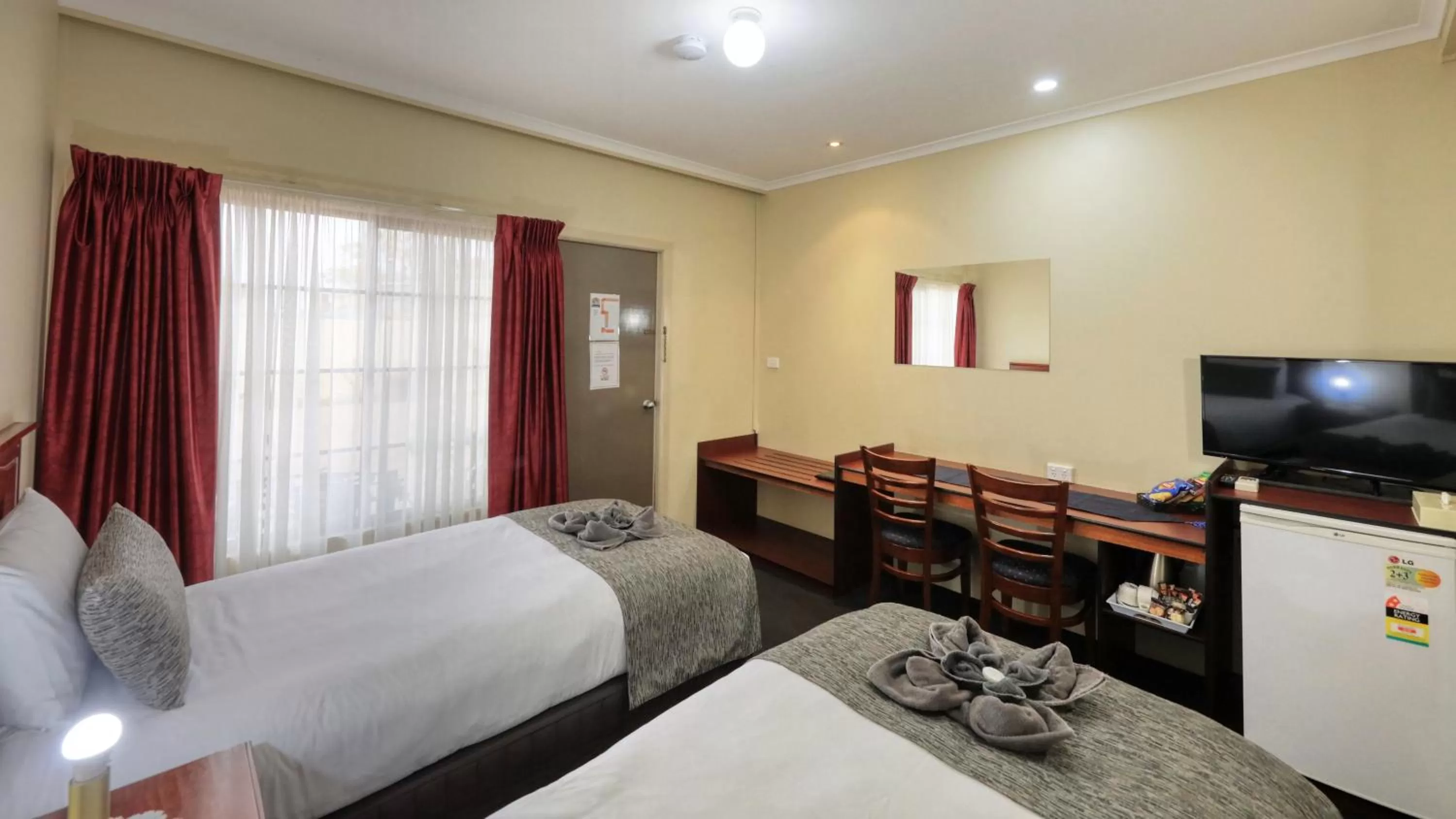 Seating area, Bed in Oasis Motor Inn