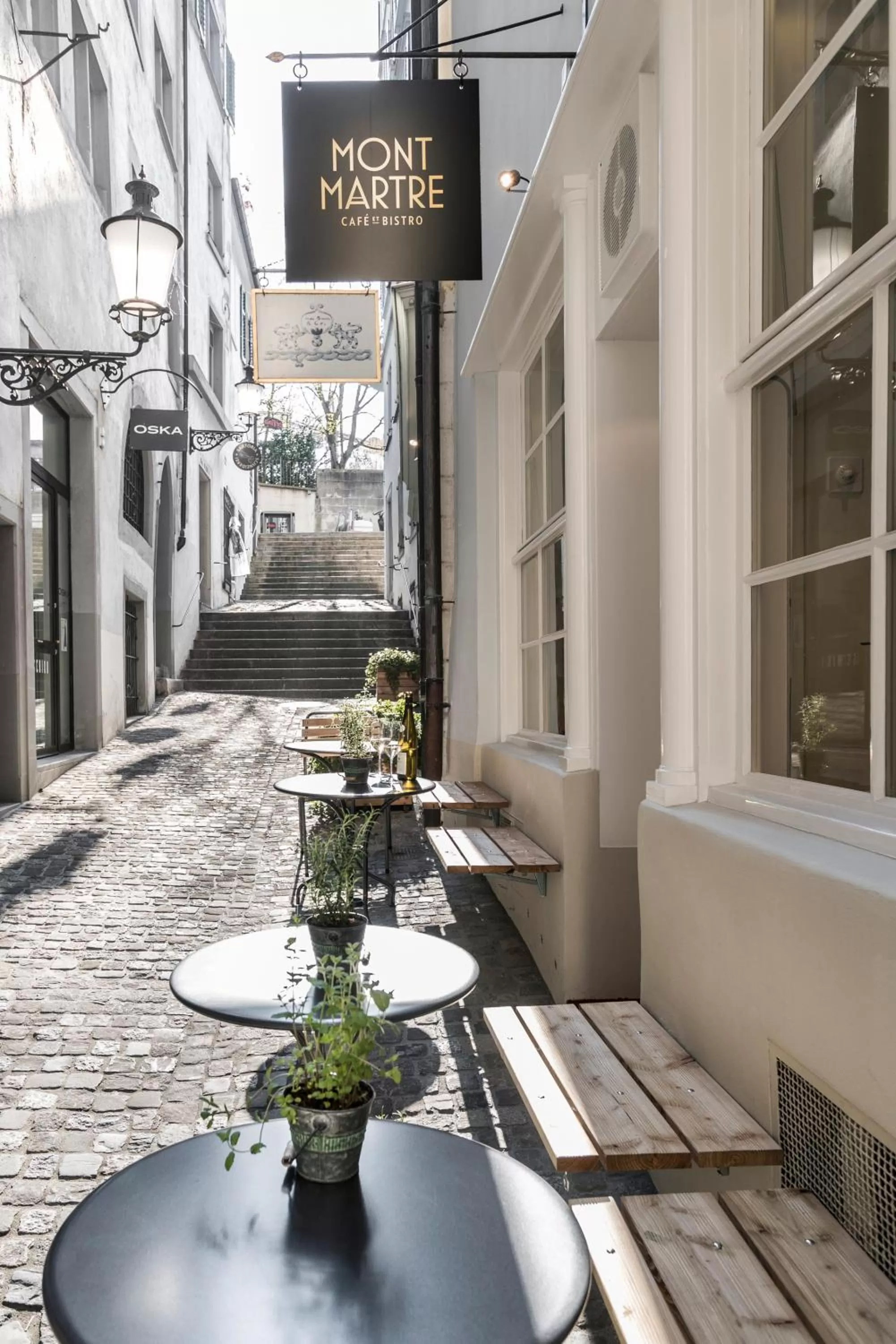 Property building in Montmartre