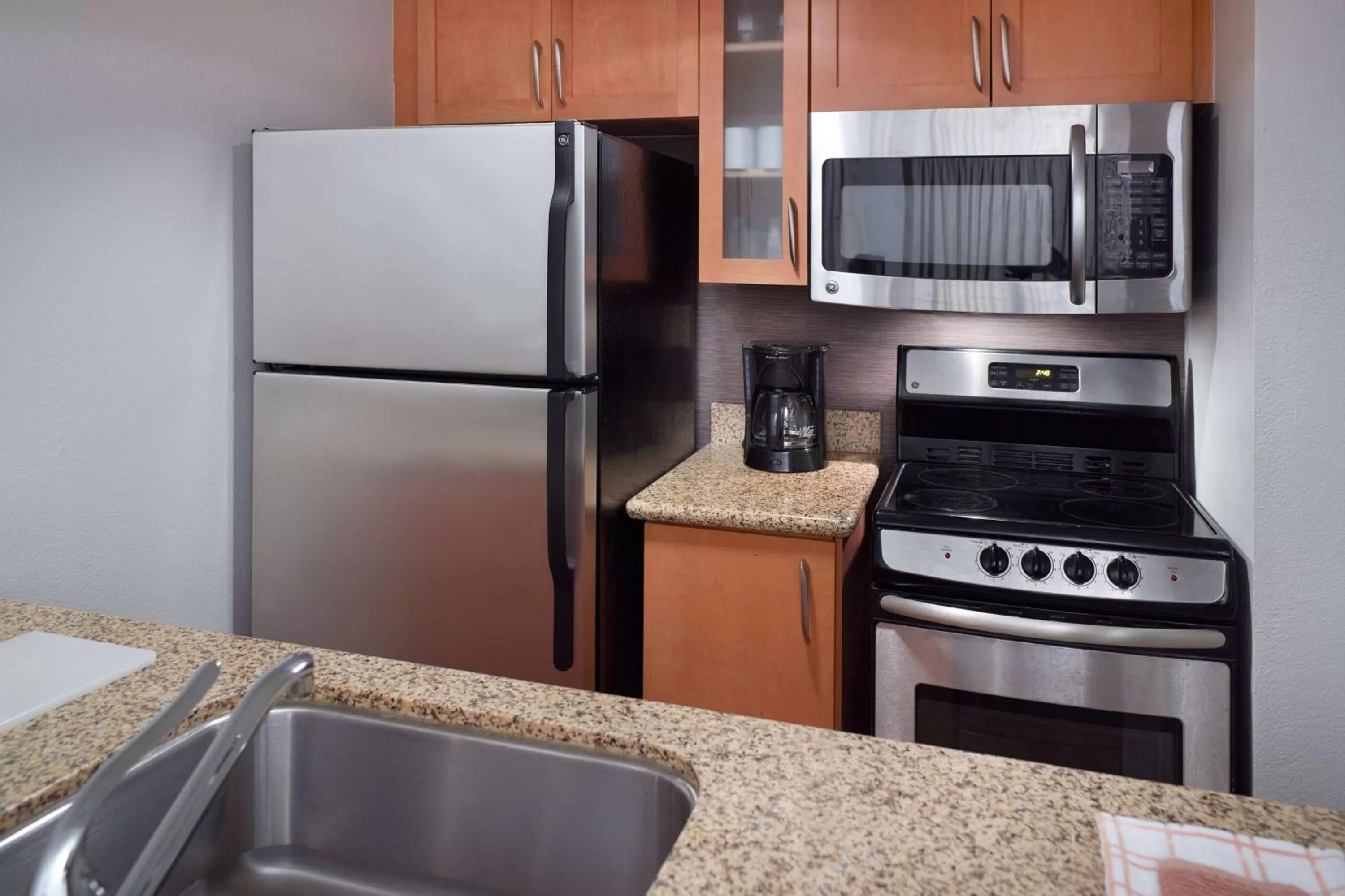 Kitchen or kitchenette in Sonesta ES Suites Atlanta Alpharetta Windward