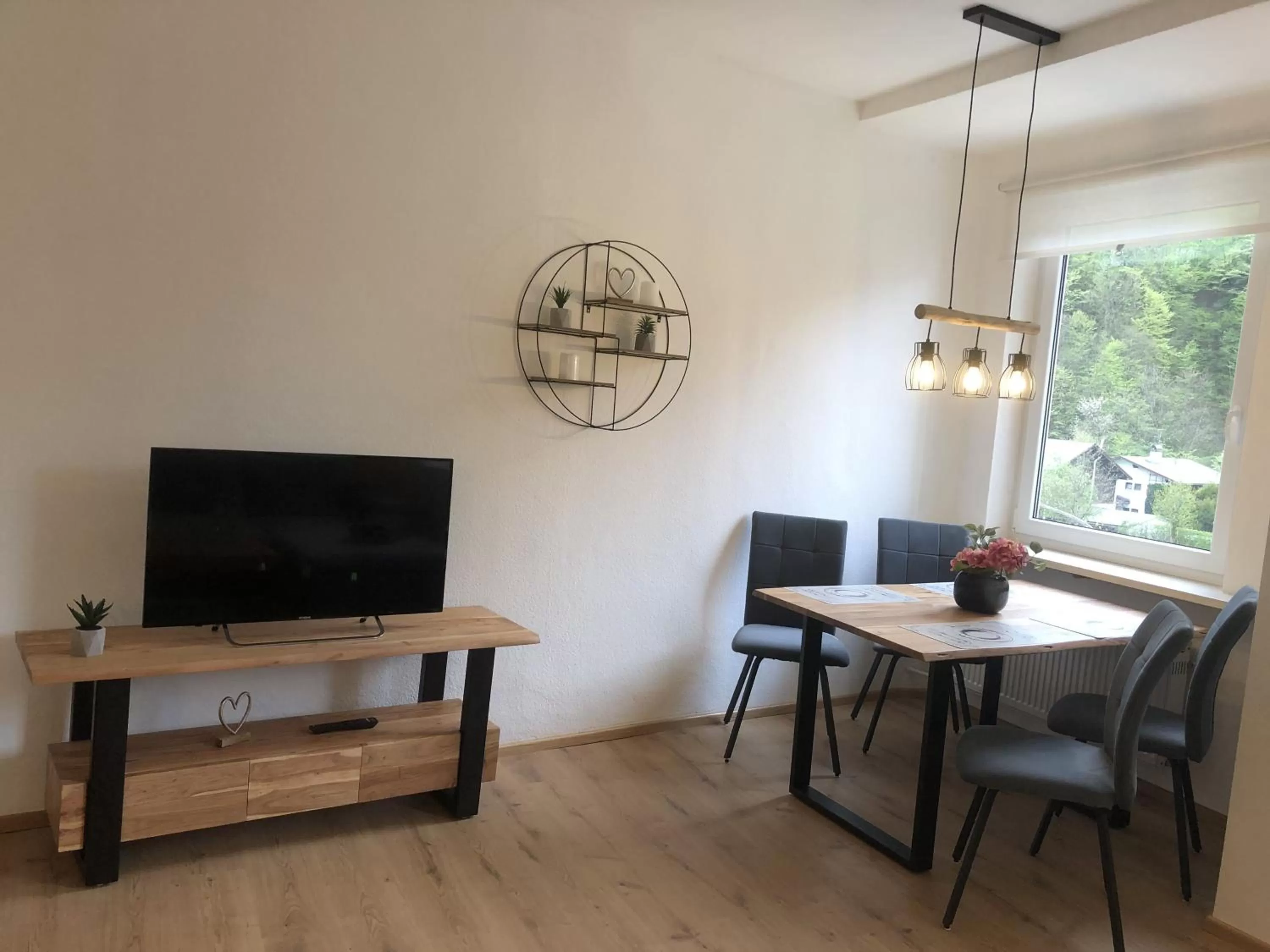 TV/Entertainment Center in Pension und Ferienwohnung Frech