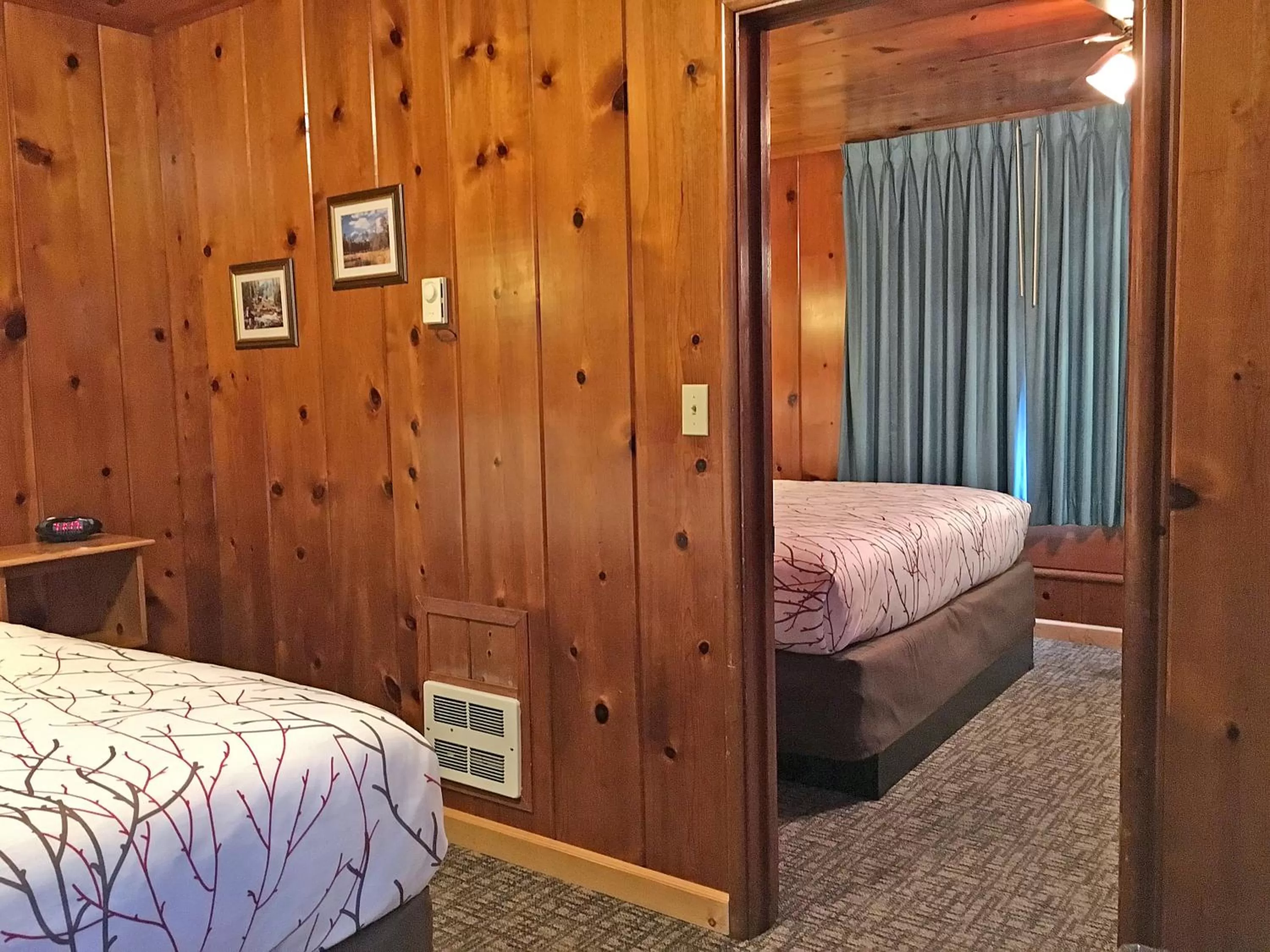 Photo of the whole room, Bed in Park Motel and Cabins