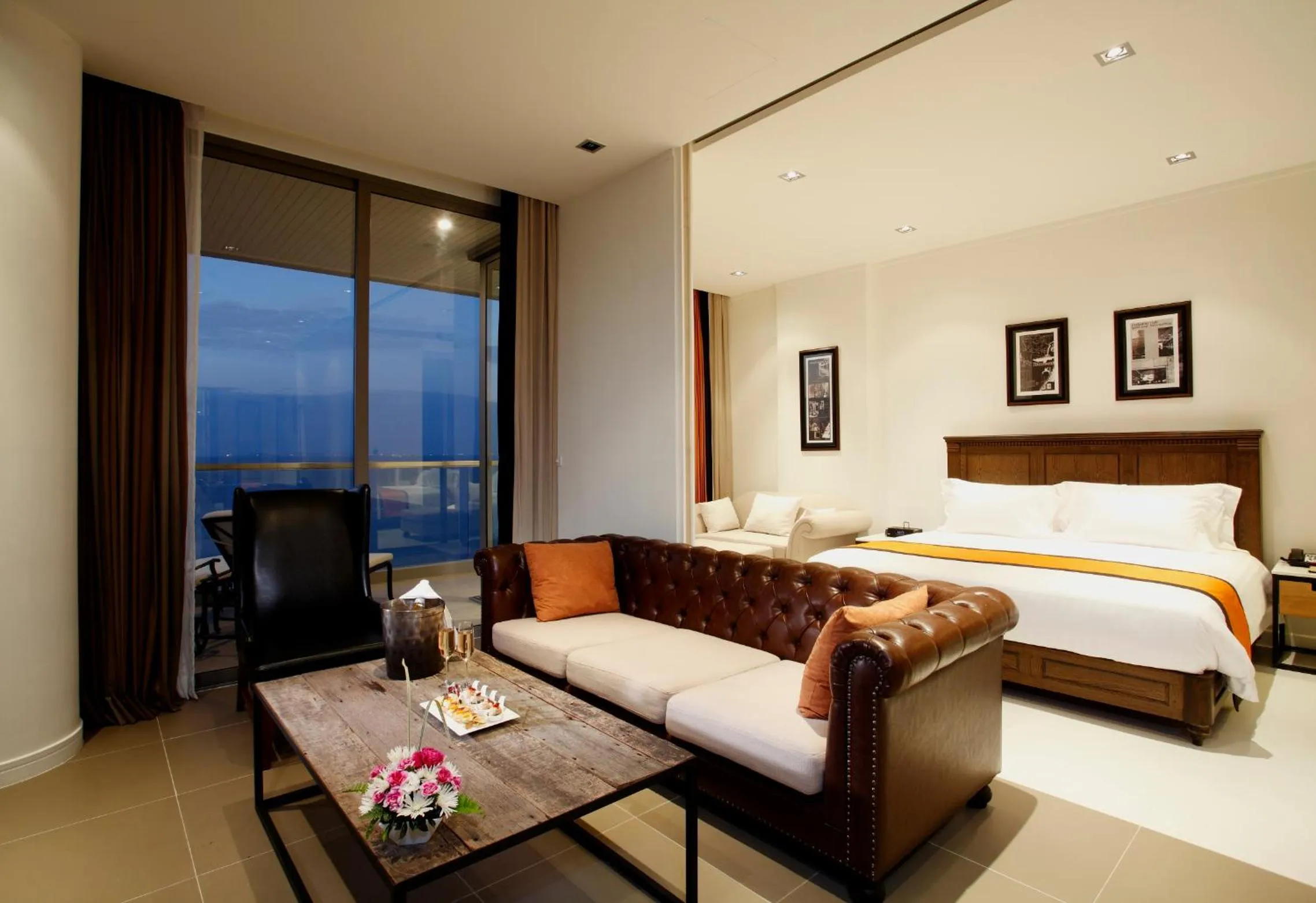 Living room, Bed in Pattaya Modus Beachfront Resort
