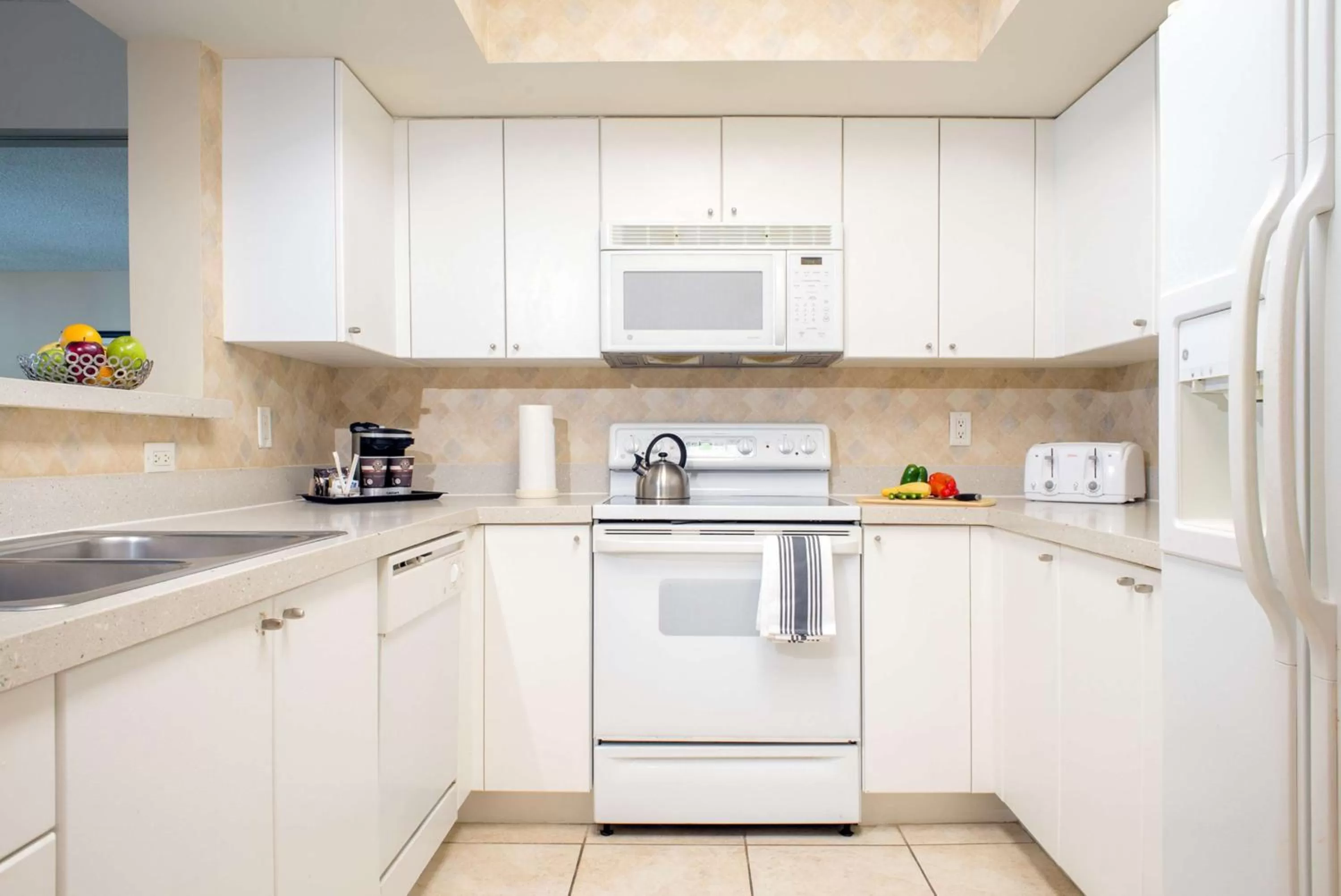 Kitchen or kitchenette in DoubleTree by Hilton Ocean Point Resort - North Miami Beach