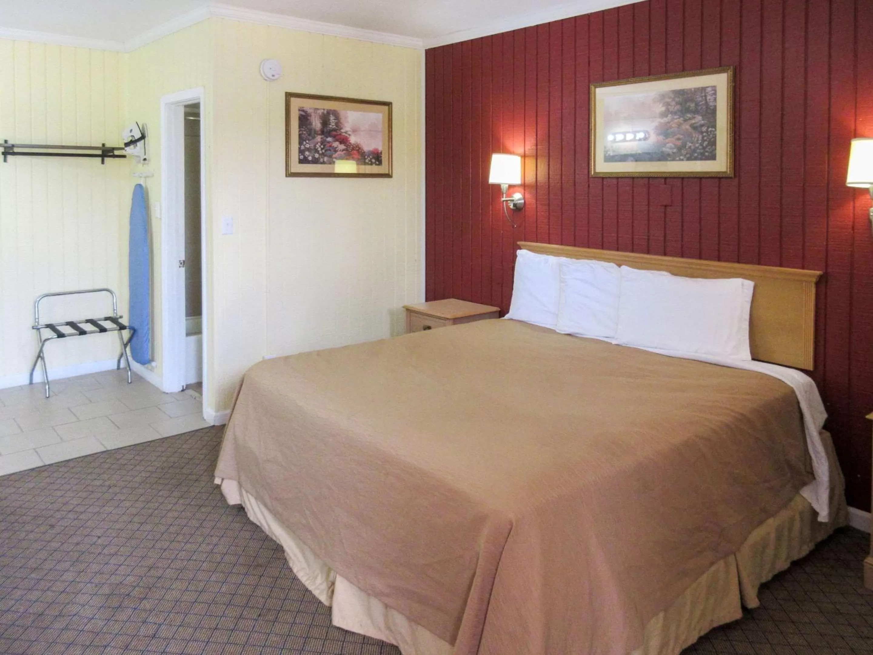 Photo of the whole room in Rodeway Inn Kansas City Downtown Area