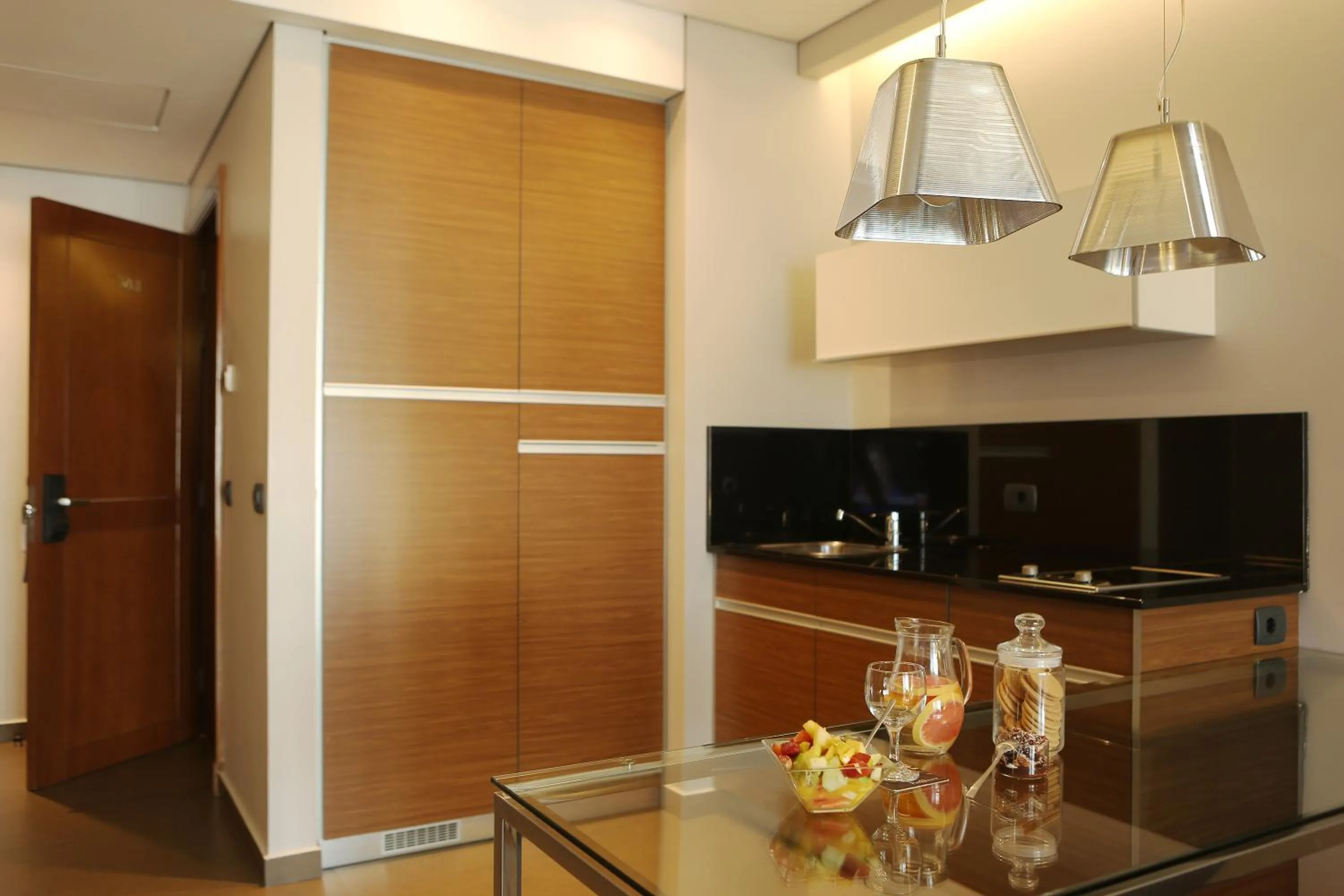 Kitchen or kitchenette in ParkTower Suites
