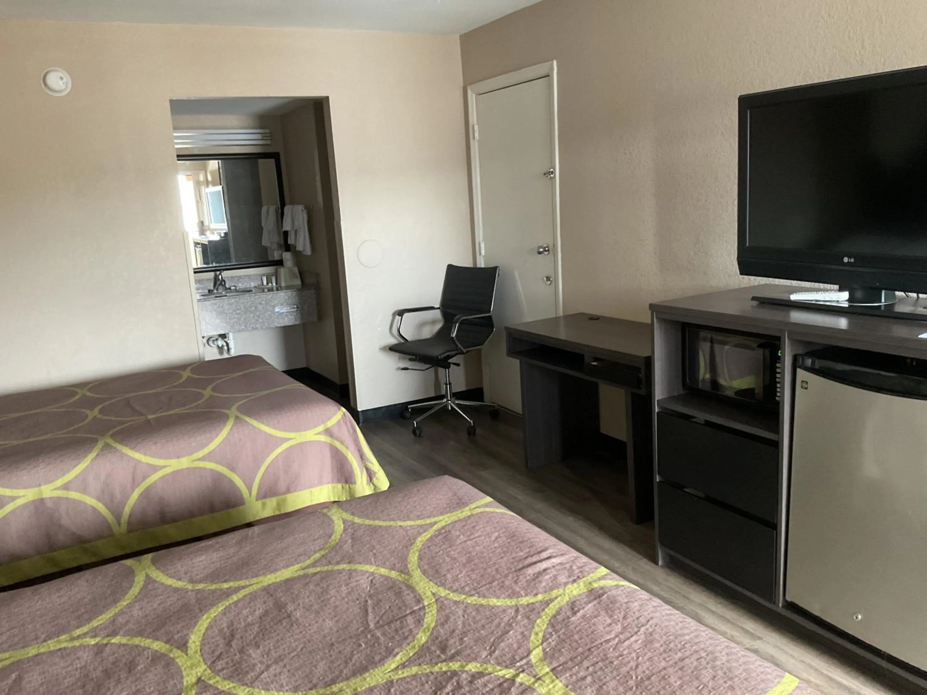 TV and multimedia, Bed in Super 8 by Wyndham Chattanooga/East Ridge