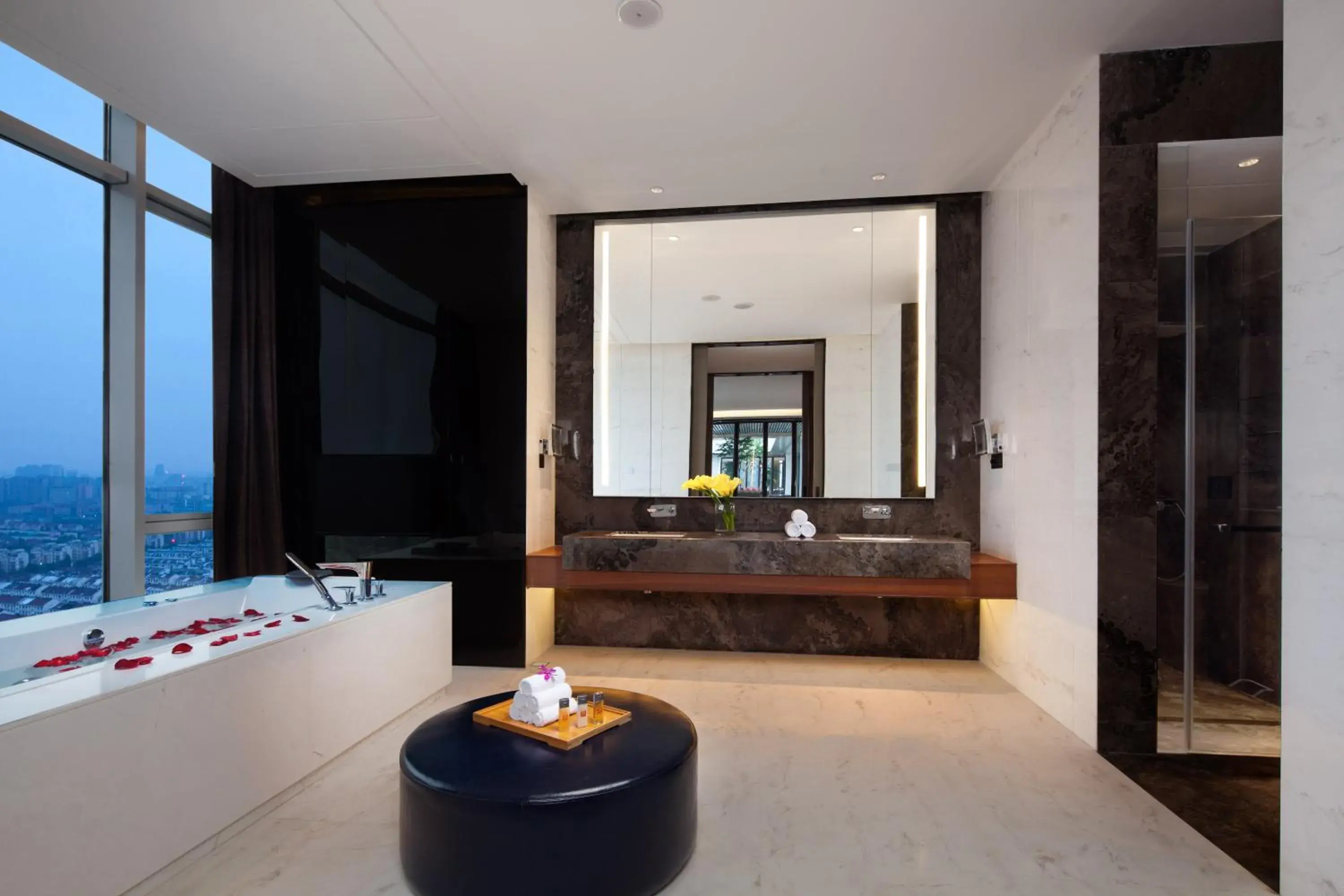 One-Bedroom Suite with Dining Area in Crowne Plaza Kunshan by IHG One-Bedroom Suite with Dining Area in Crowne Plaza Kunshan by IHG