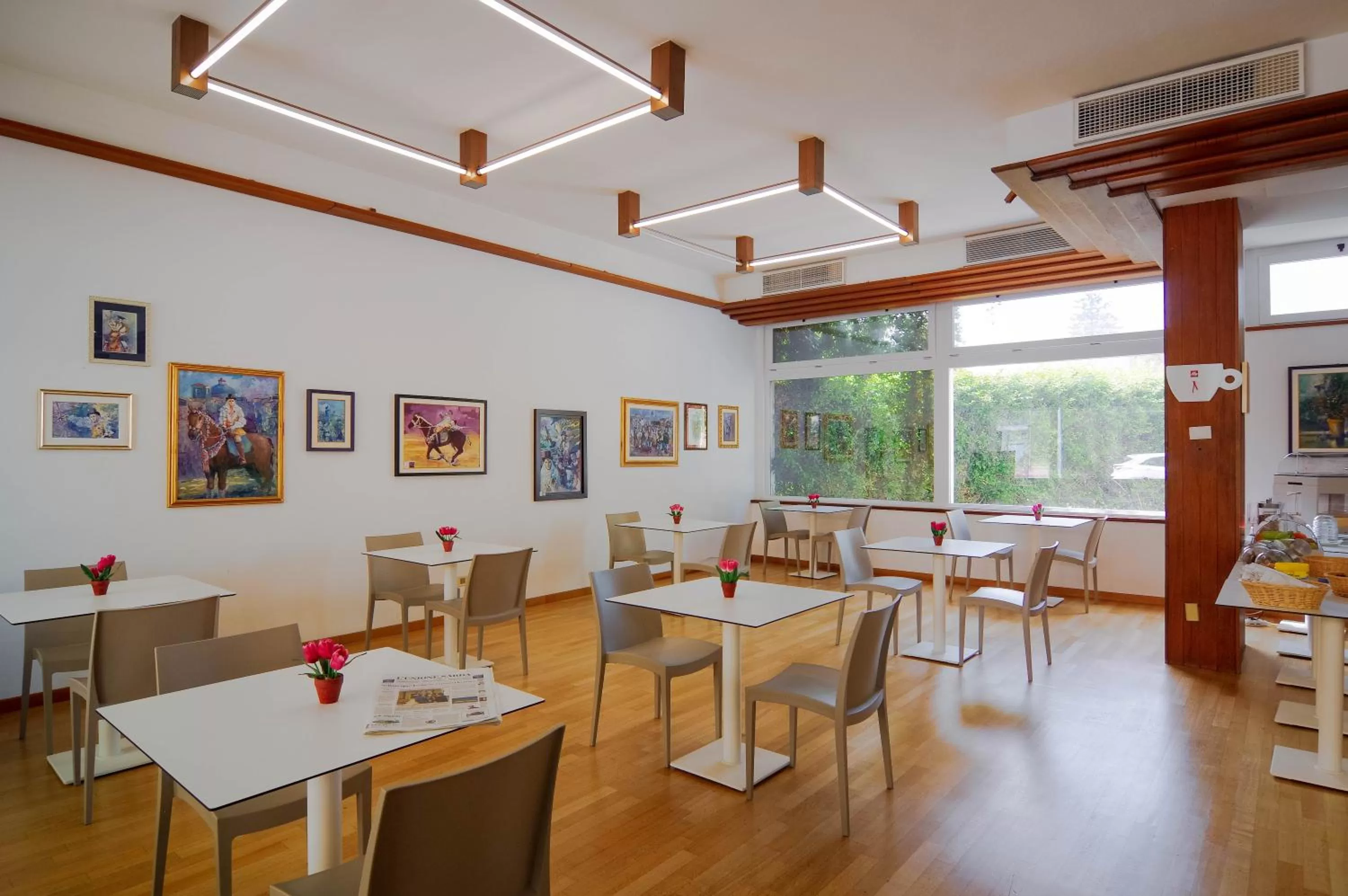 Restaurant/places to eat in Hotel Mistral