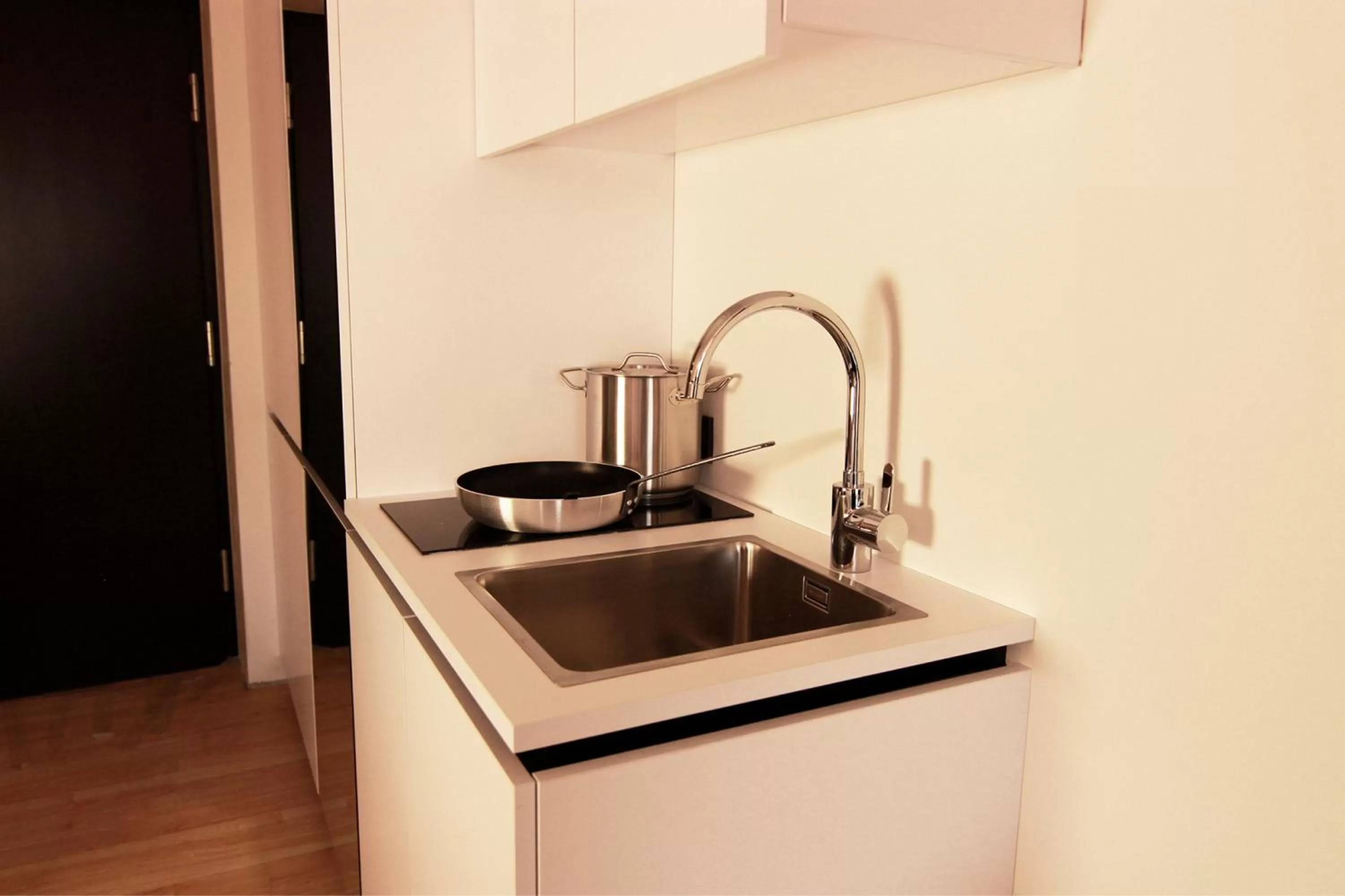 Kitchen or kitchenette, Kitchen/Kitchenette in LH Hotel by WMM Hotels