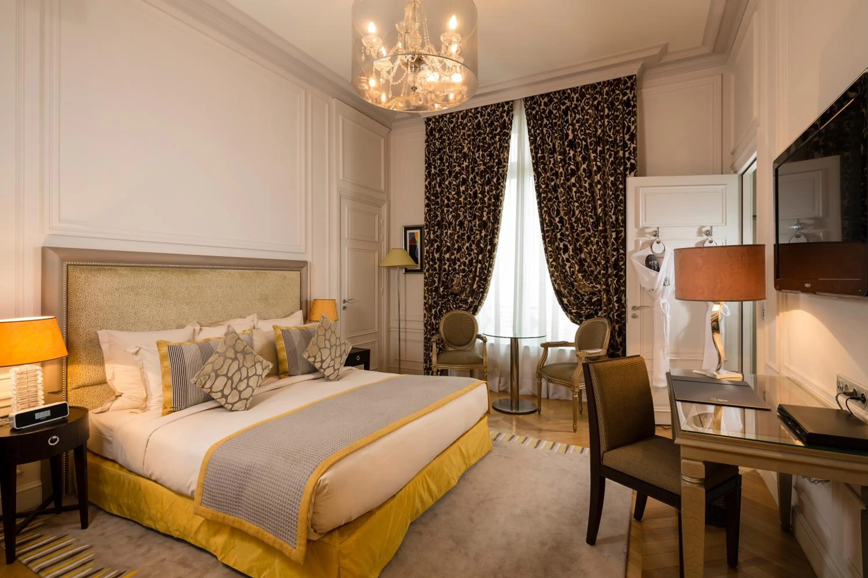 Photo of the whole room, Bed in Majestic Hotel Spa - Champs Elysées