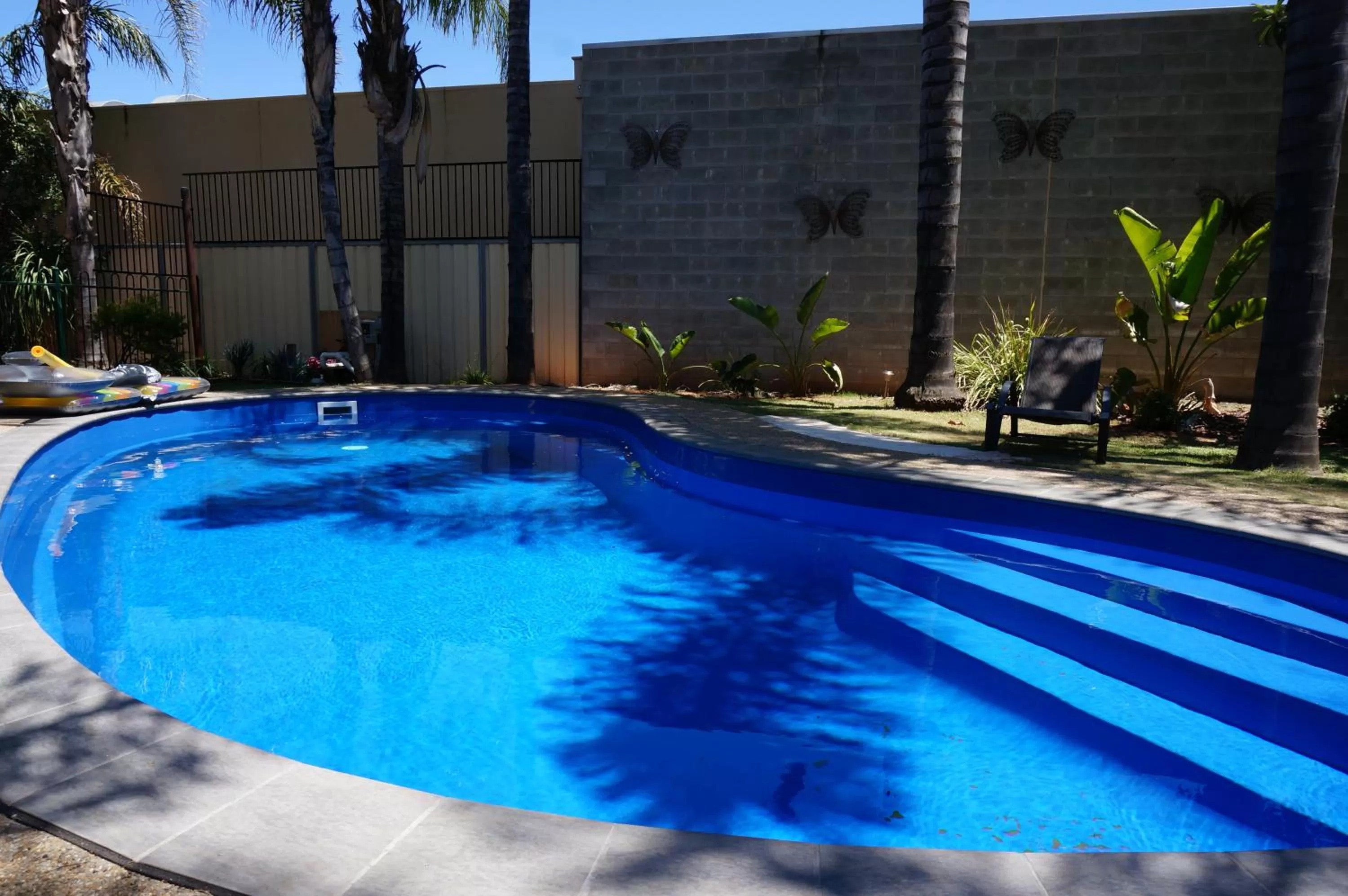 Swimming pool in Mid City Plantation Motel