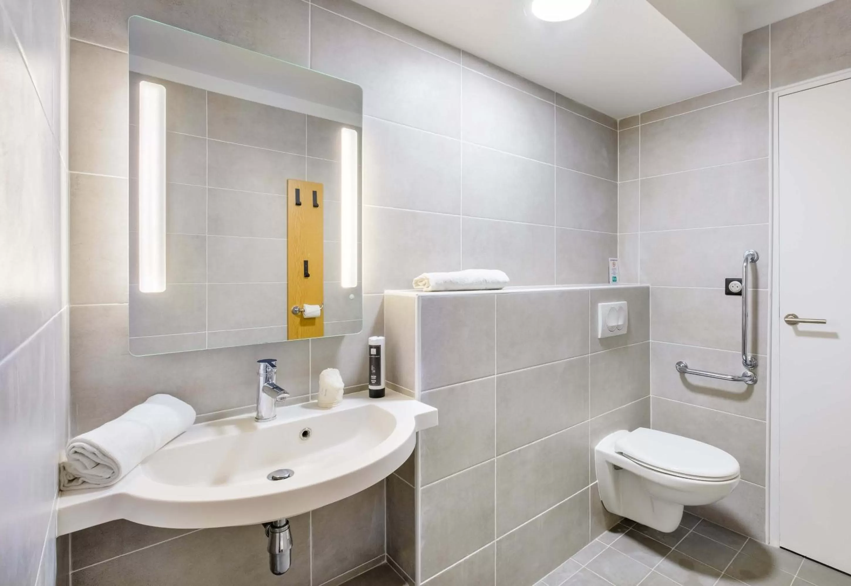 Bathroom in B&B HOTEL Cannes La Bocca Plage