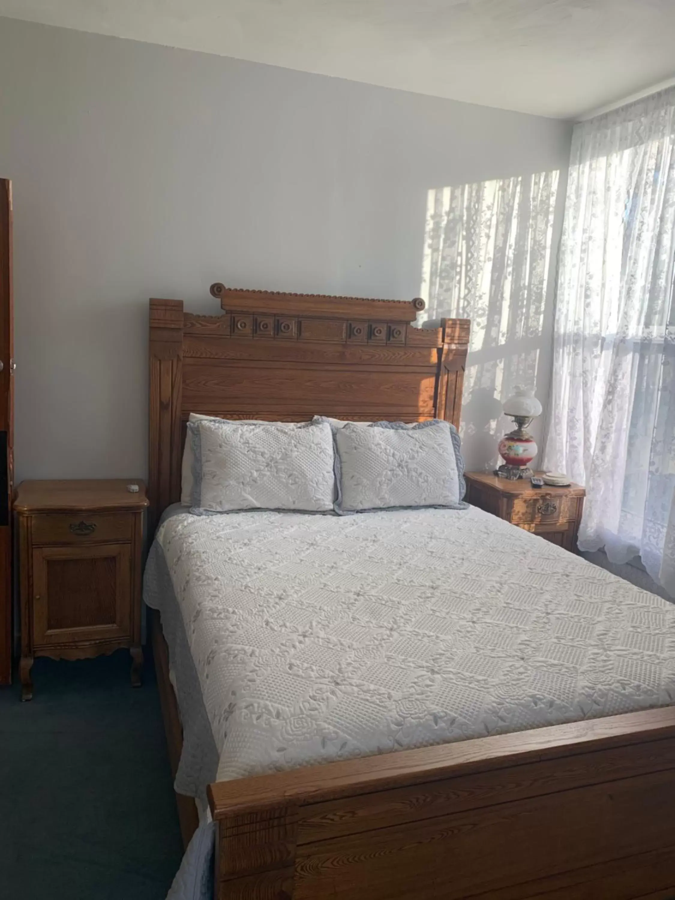 Queen Room with Shared Bathroom in Mount Shasta Ranch Bed and Breakfast Queen Room with Shared Bathroom in Mount Shasta Ranch Bed and Breakfast