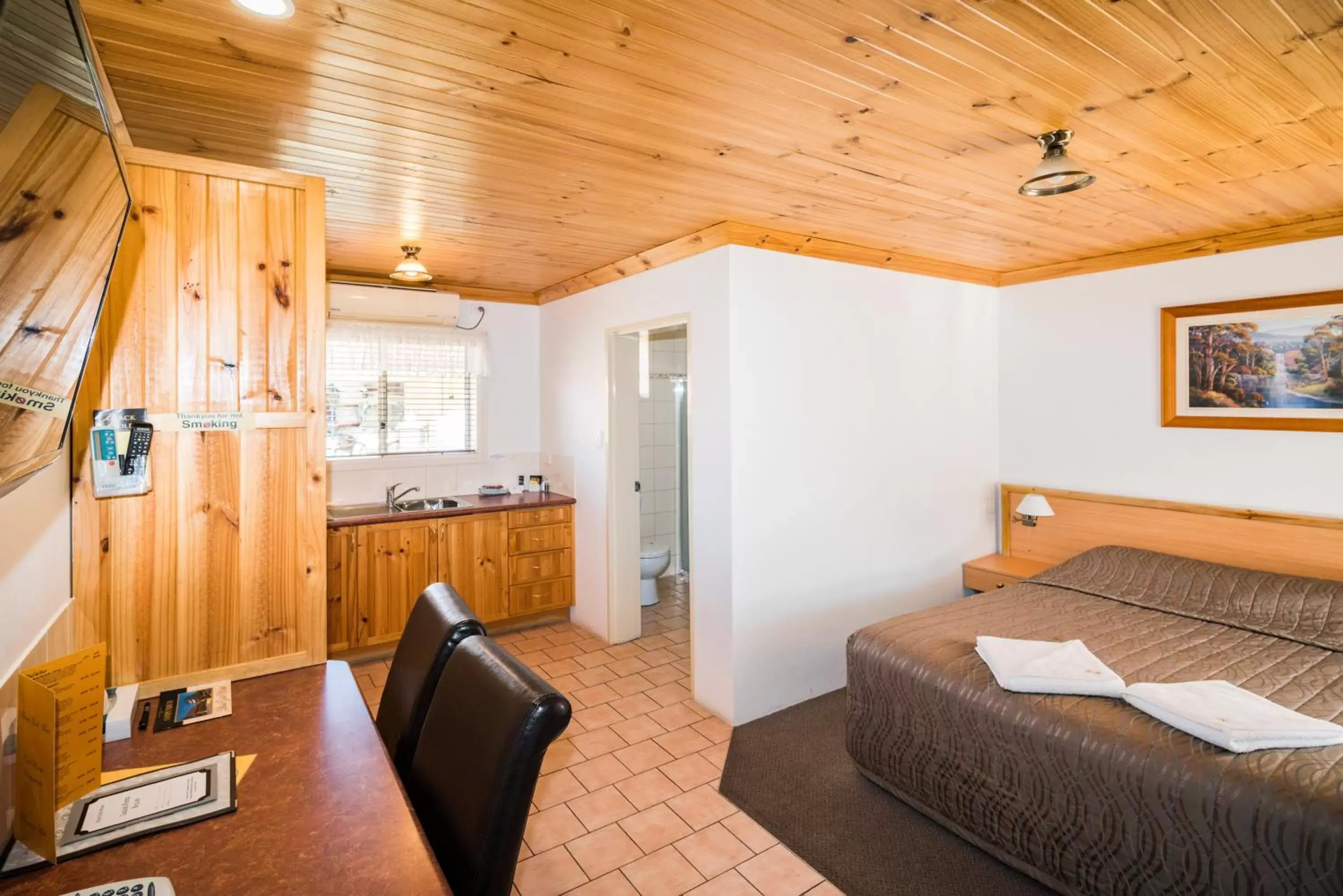 Executive Queen Room in Black Gold Motel Executive Queen Room in Black Gold Motel