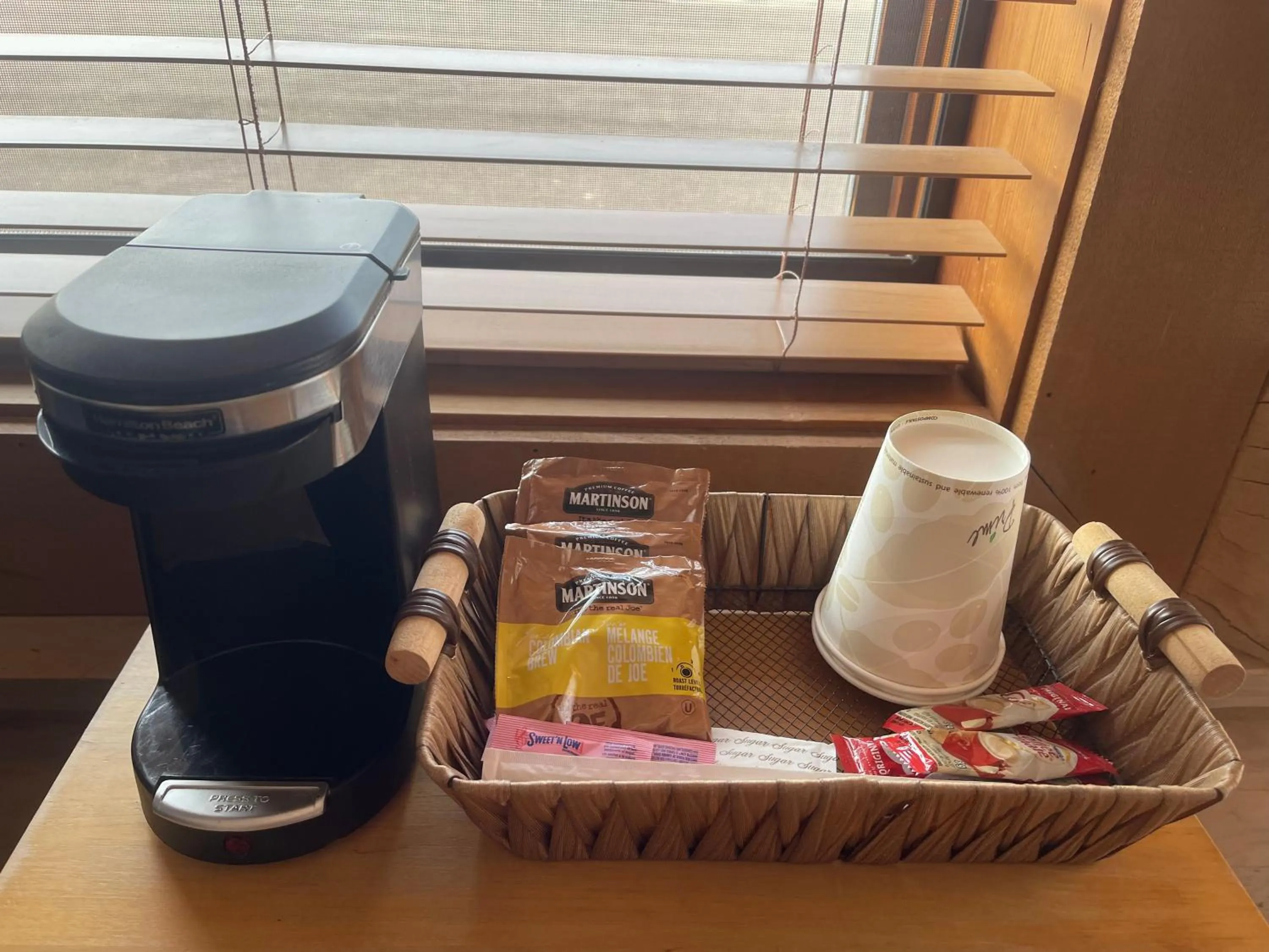 Coffee/tea facilities in Bear's Claw Lodge