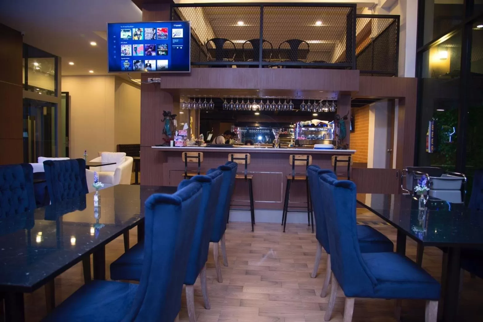 Restaurant/places to eat in V20 Boutique Jacuzzi Hotel