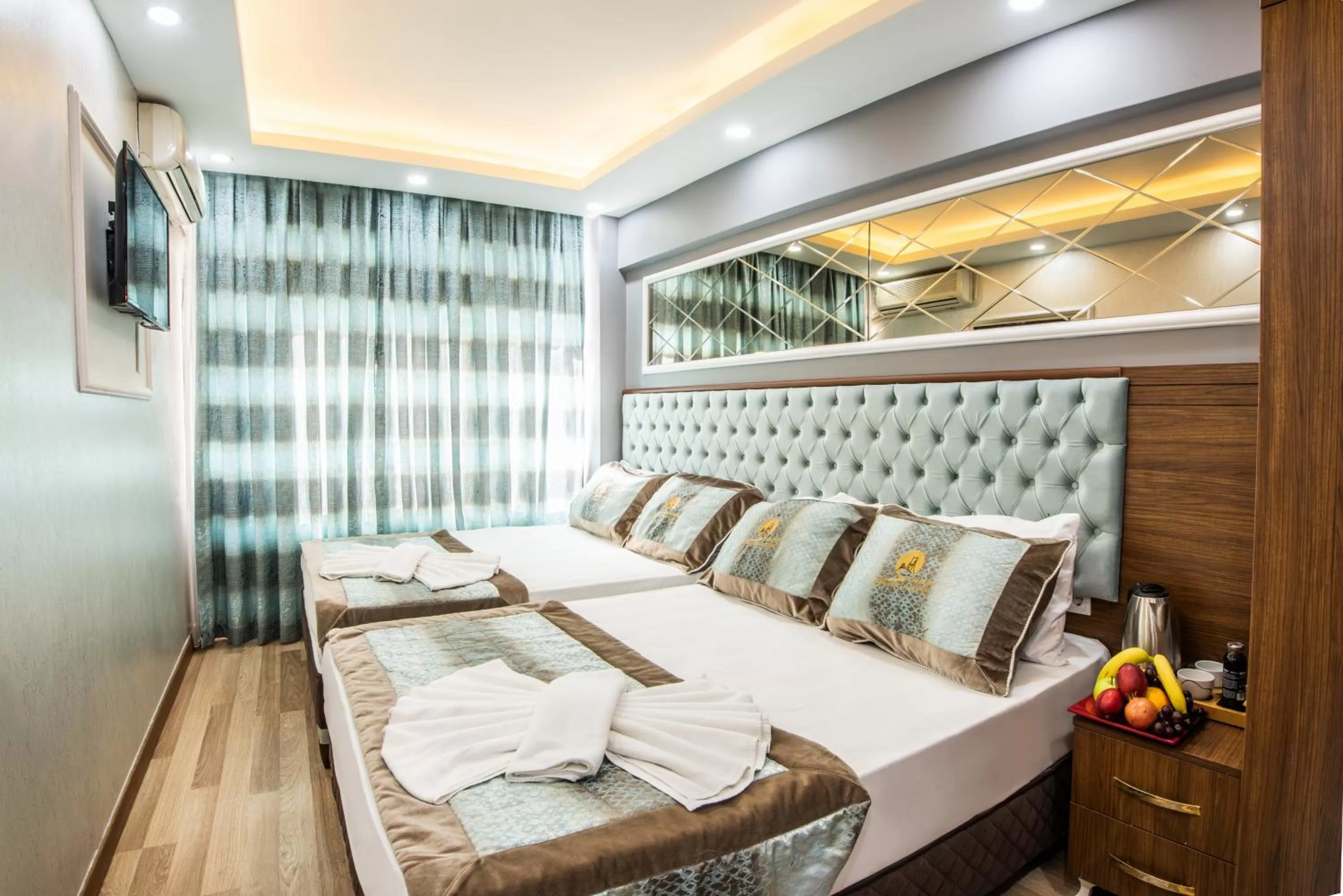 Photo of the whole room, Bed in Istanbul Sirkeci Hotel