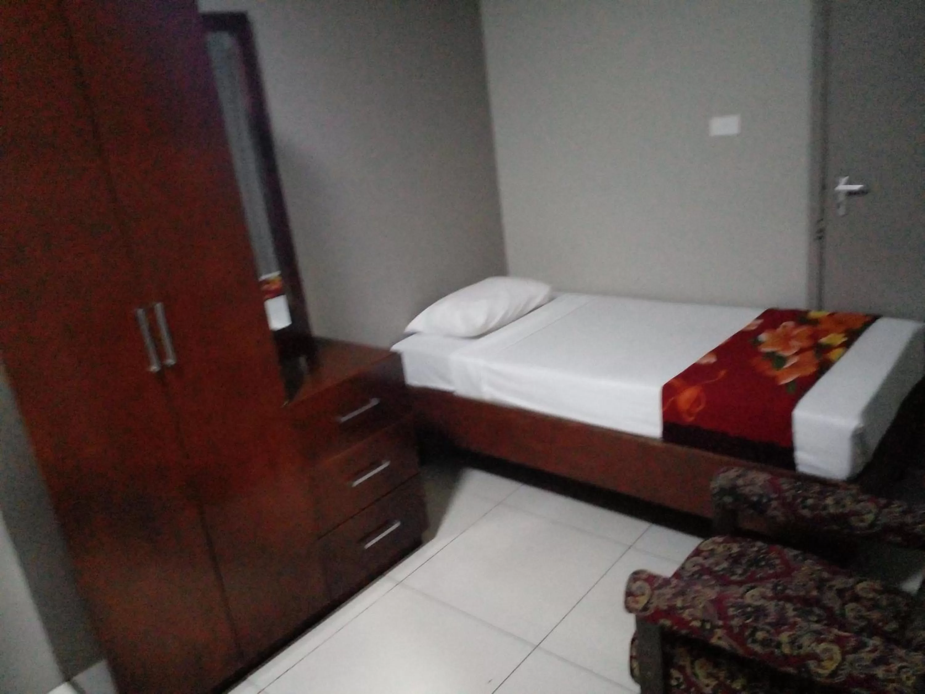 Bedroom, Bed in Sunseekers Outrigger Hotel