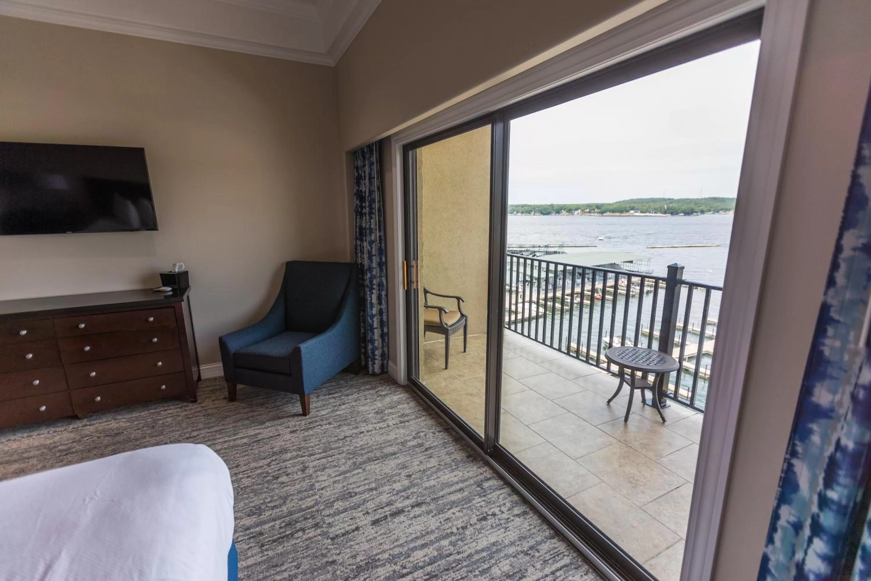 Bed in Camden on the Lake Resort