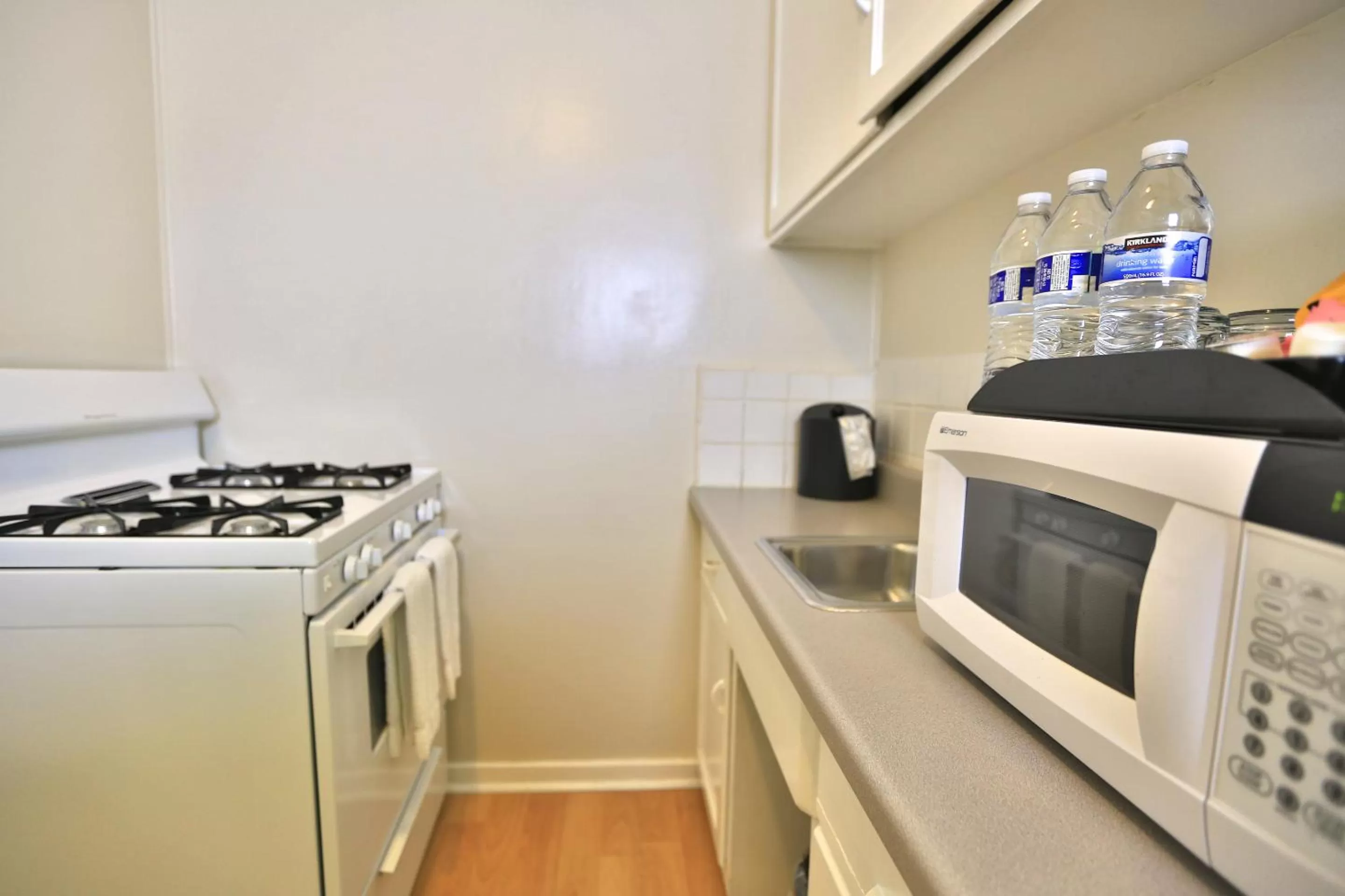 Kitchen or kitchenette in Beach Bungalow Inn and Suites