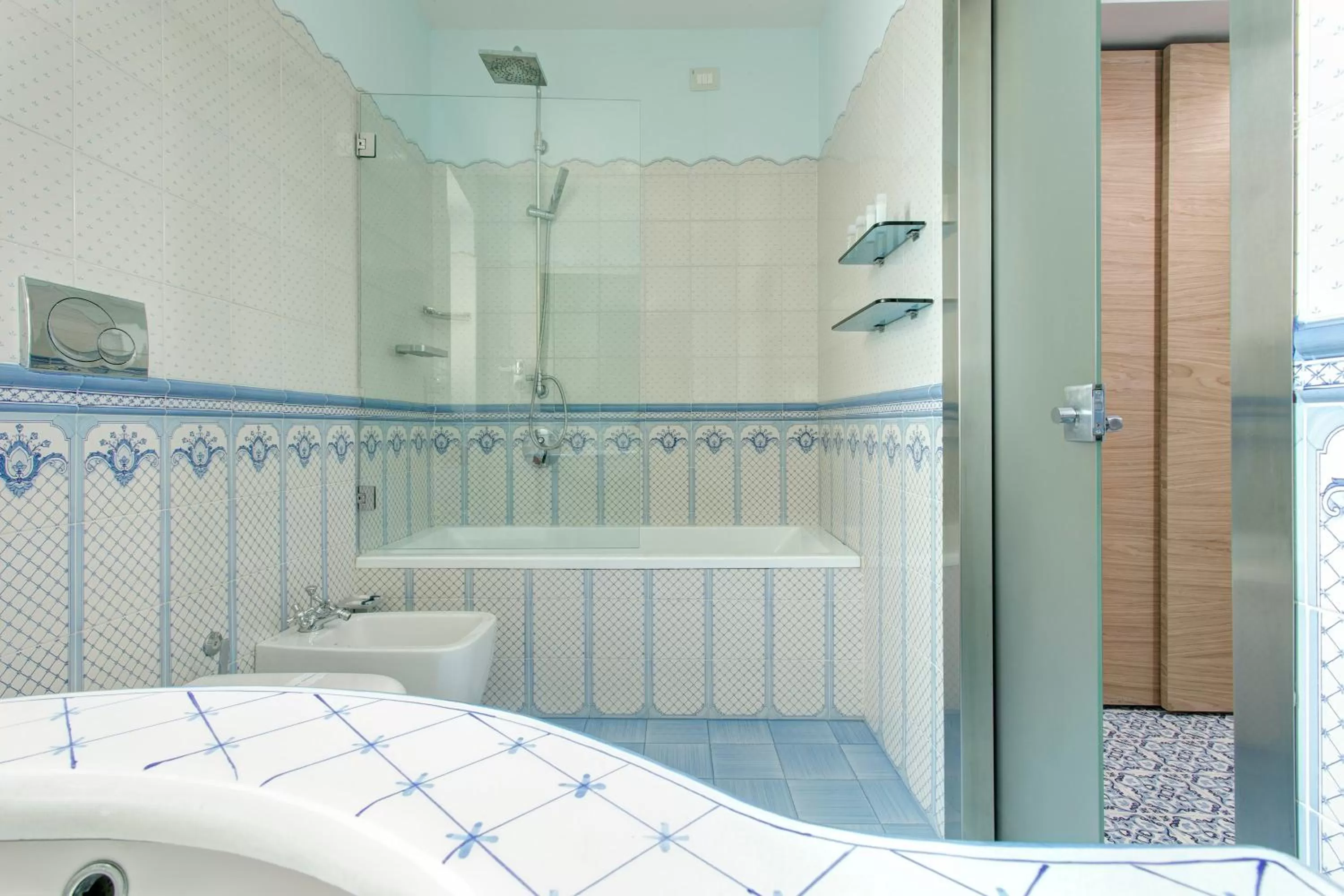 Bathroom in Lloyd's Baia Hotel