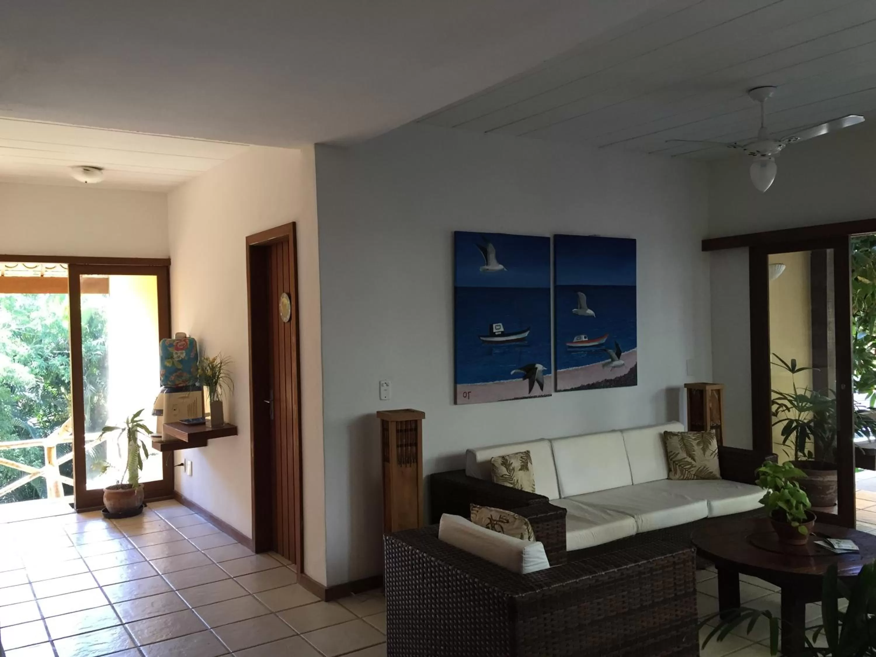 Facade/entrance, Seating Area in Praia da Ferradurinha Guest House