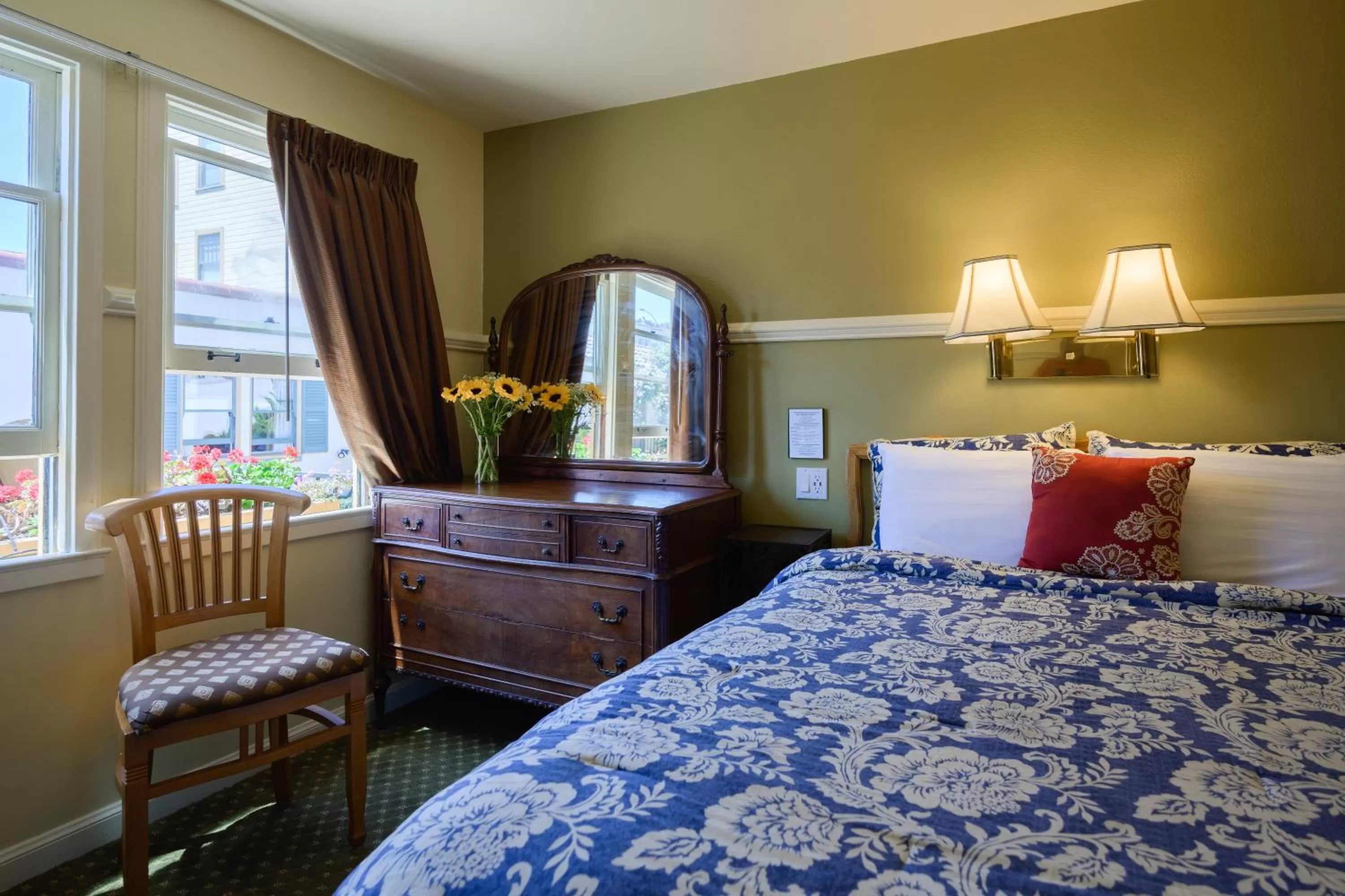 Garden, Bed in Marina Motel