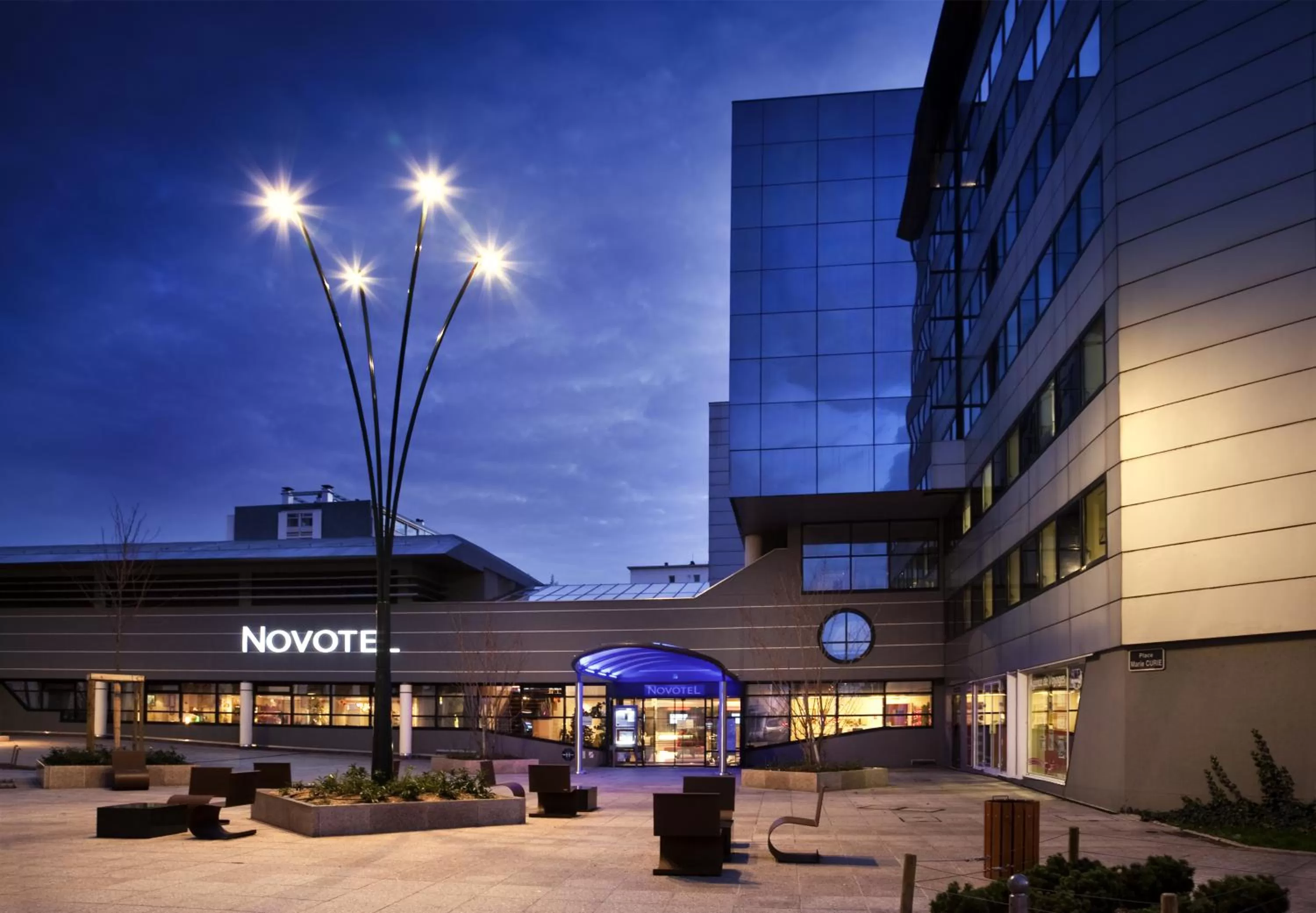 Facade/entrance in Novotel Annecy Centre