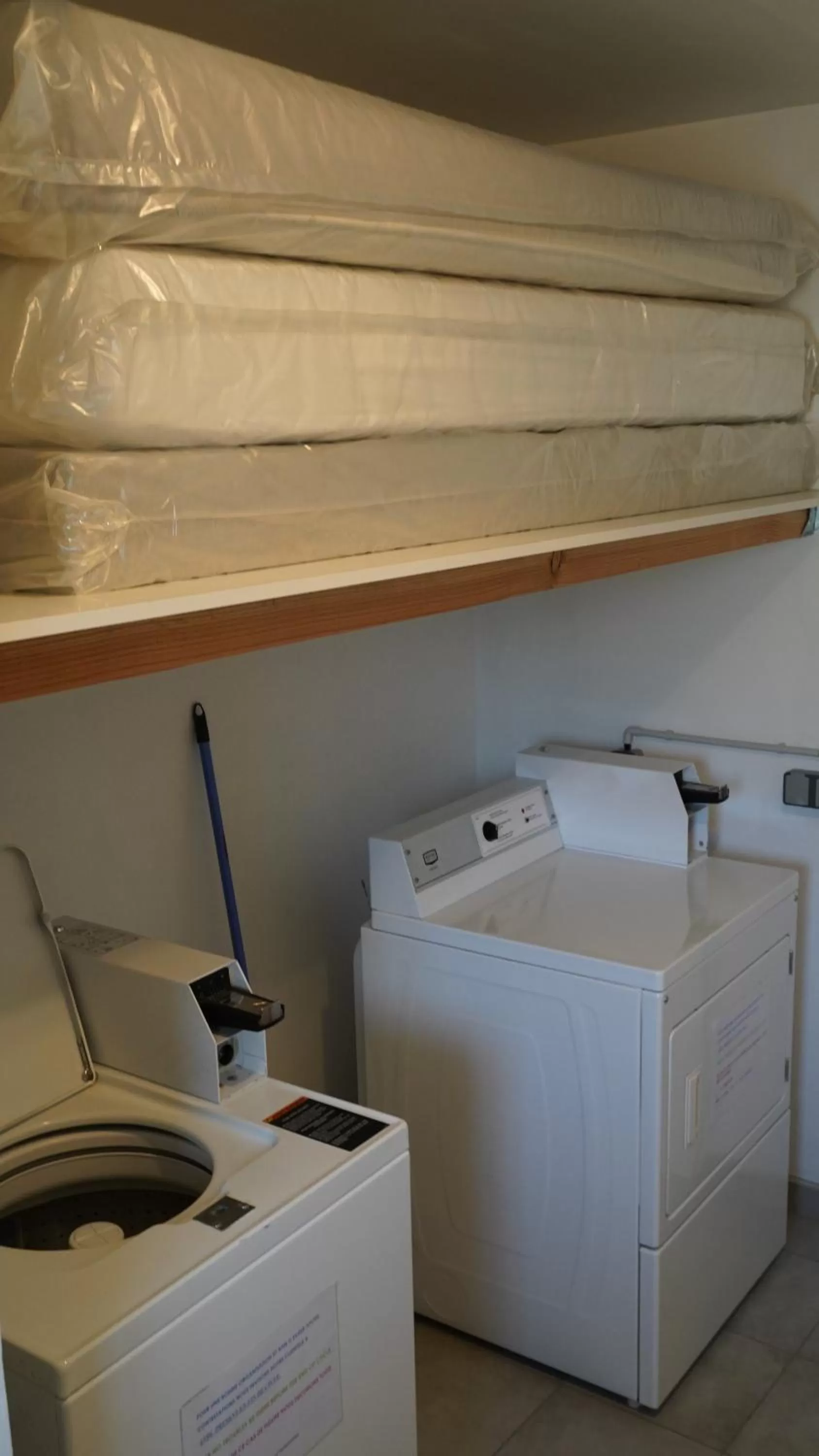 washing machine, Bed in Apparts Confort 87