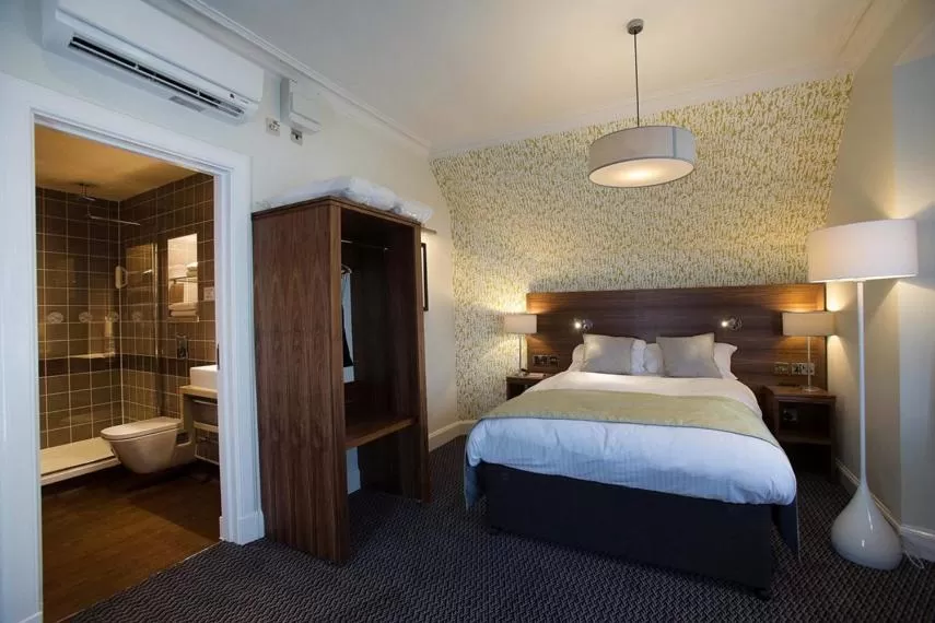 Shower, Bed in The Cross Keys Wetherspoon