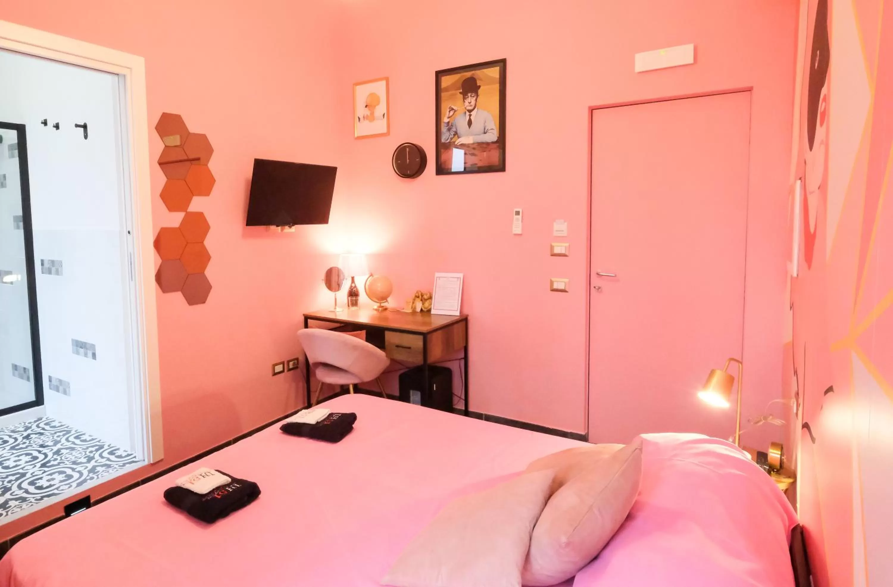 TV and multimedia, Bed in LH51 Rooms