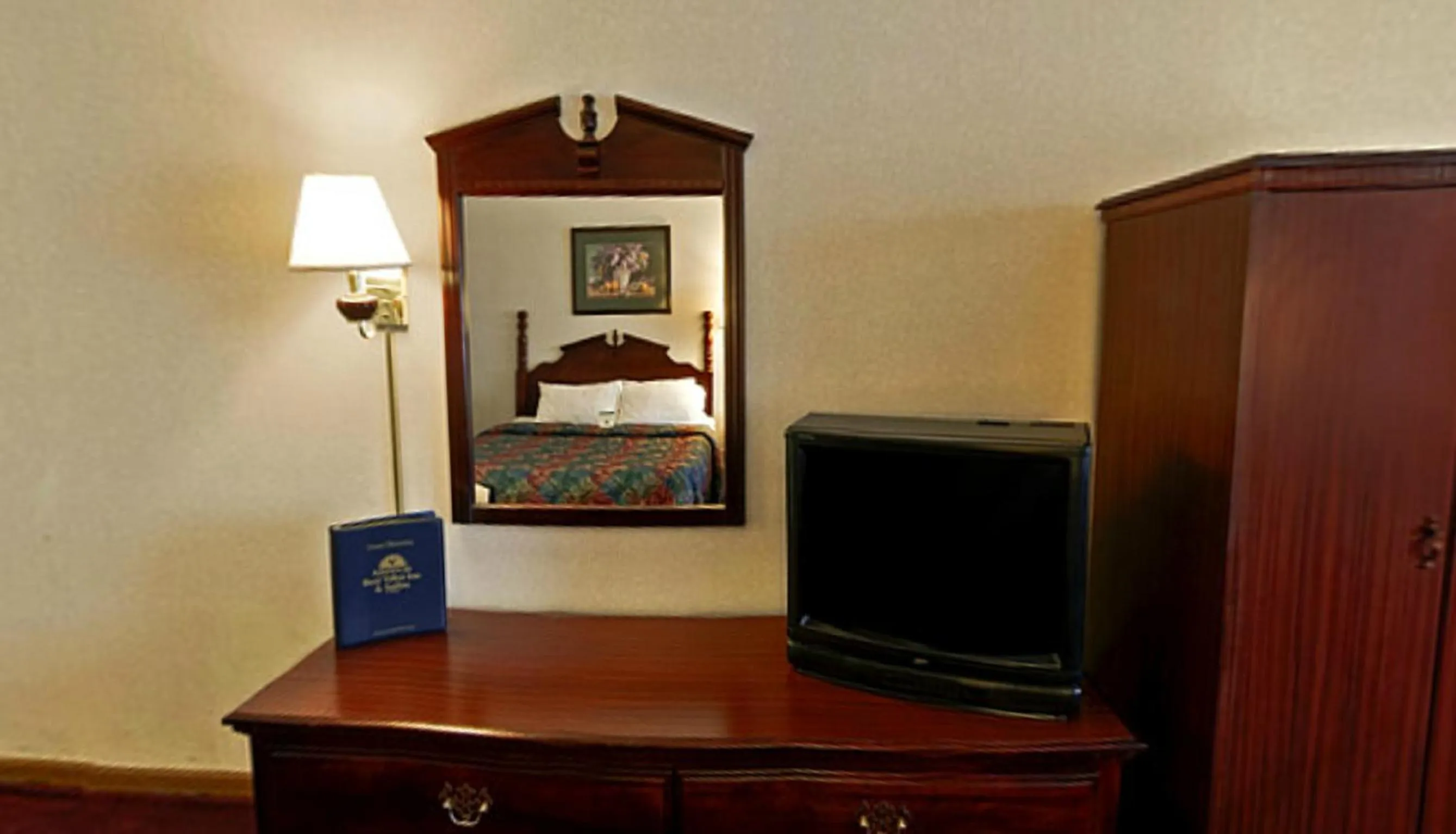 Bedroom in Americas Best Value Inn Waukegan