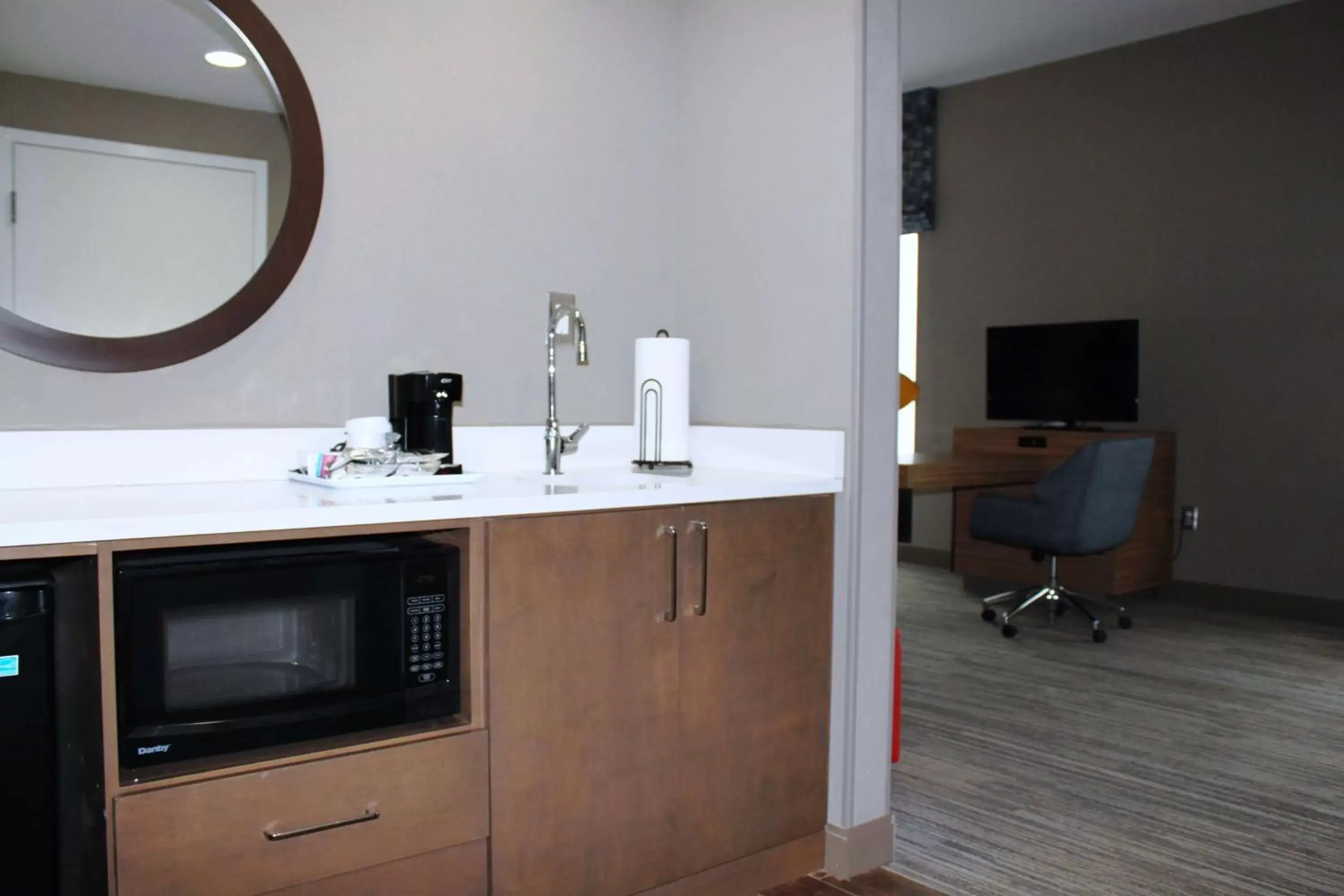 Executive King Suite - Non Smoking in Hampton Inn Forsyth Executive King Suite - Non Smoking in Hampton Inn Forsyth