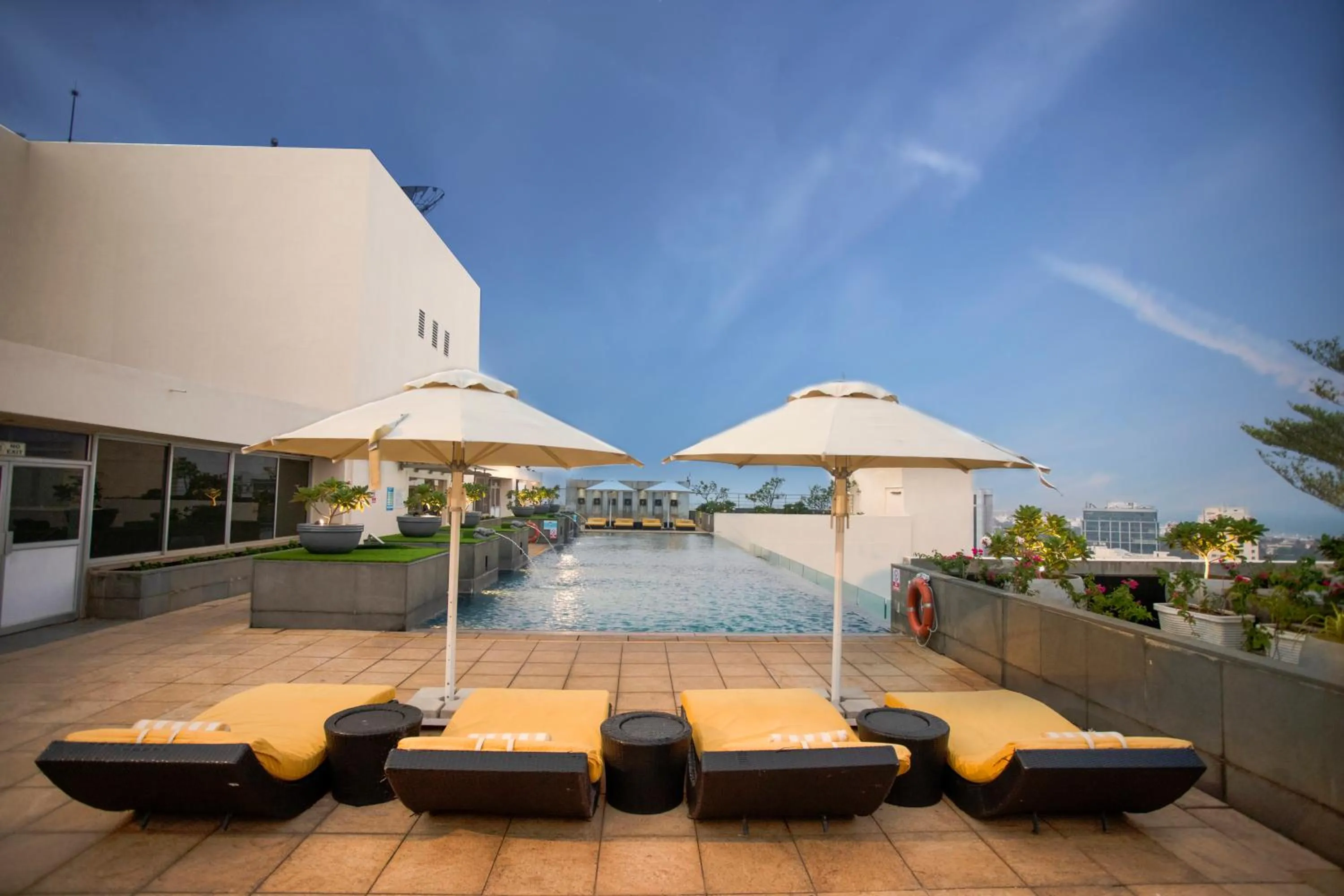 Swimming pool in Somerset Greenways Chennai