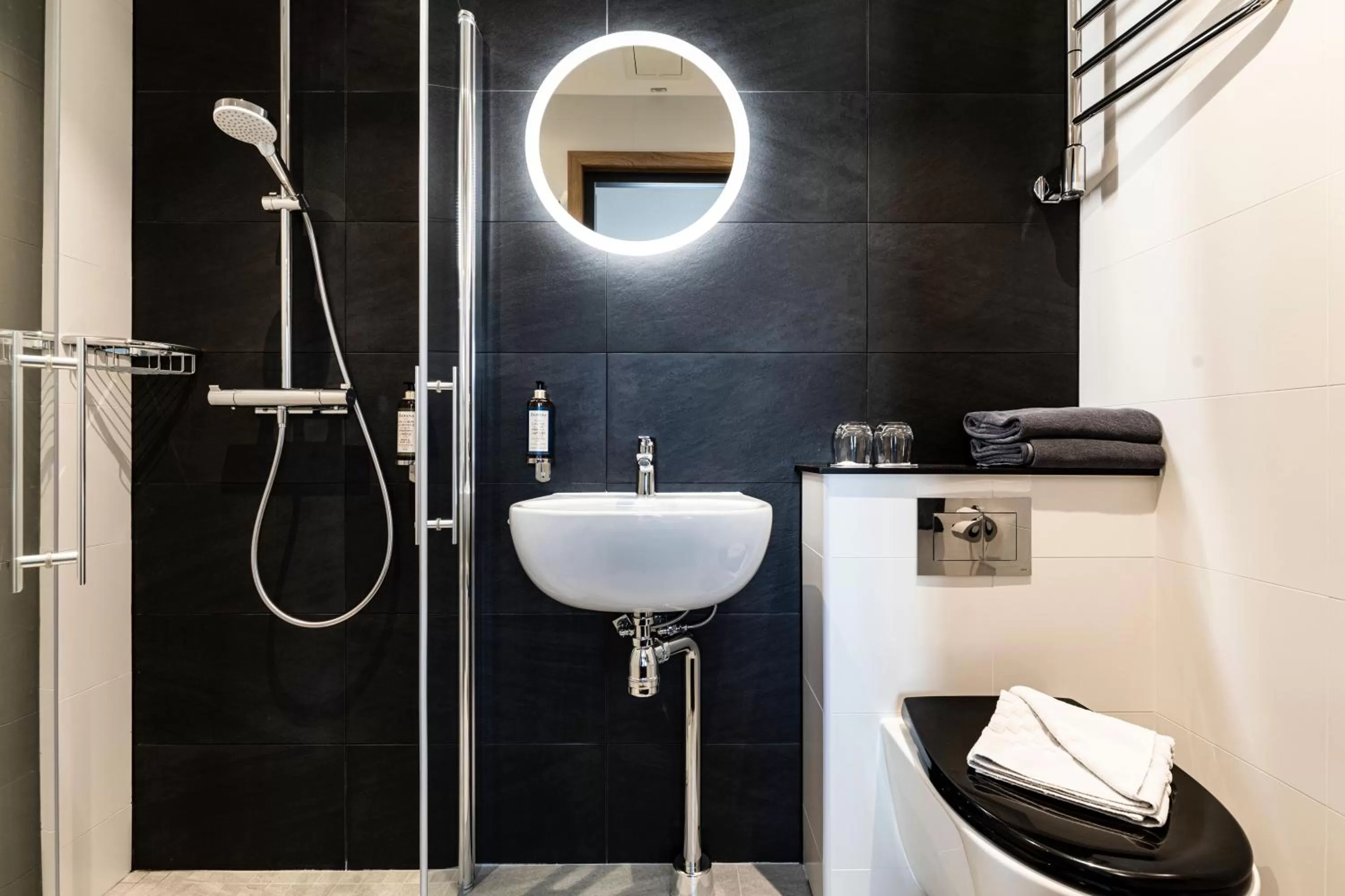 Bathroom in Thon Partner Hotel Dockyard