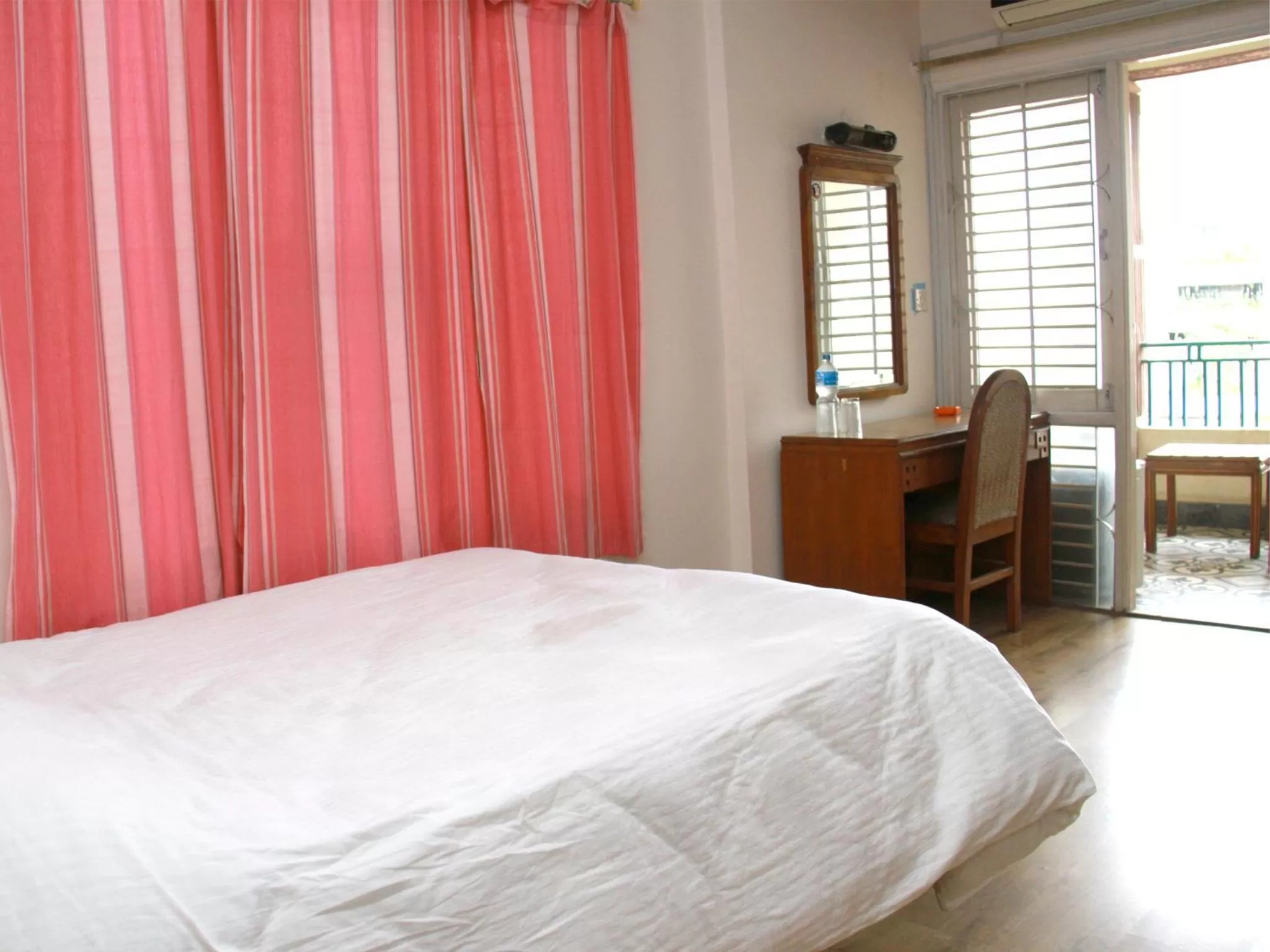 Photo of the whole room, Bed in Trekkers Home