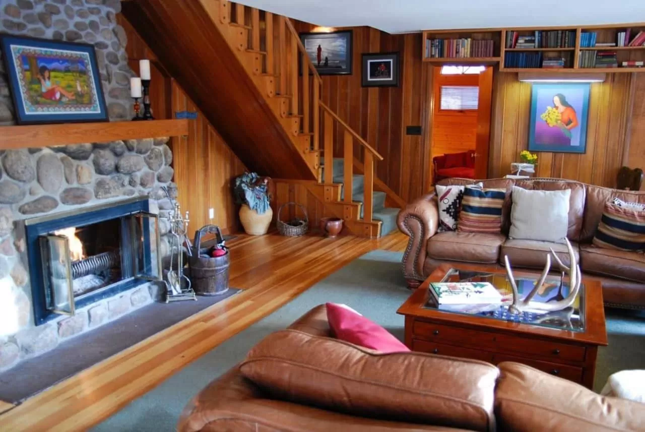 Communal lounge/ TV room in Riversong Inn Retreat