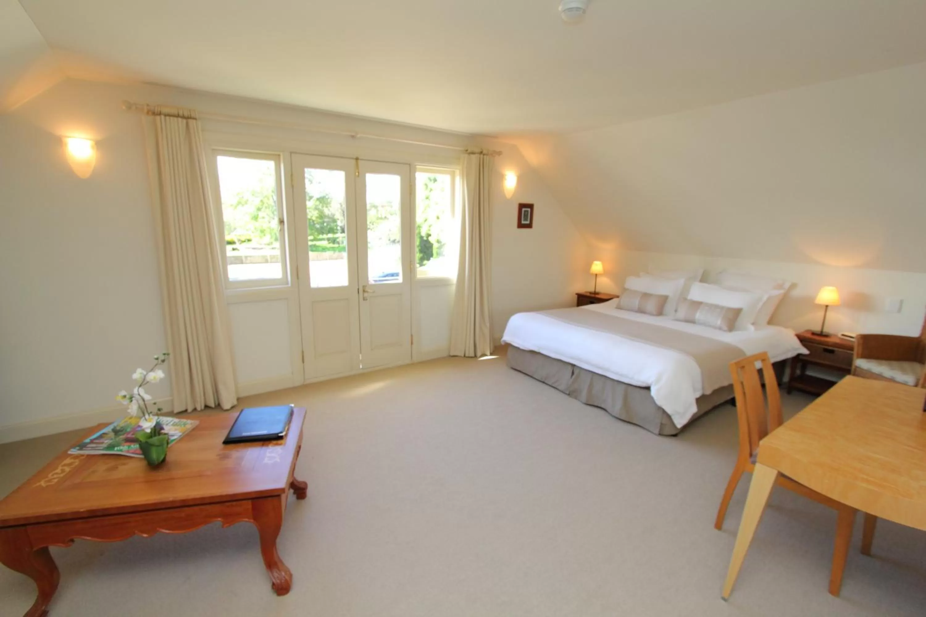 Photo of the whole room, Bed in Fitzroy Inn Historic Retreat Mittagong