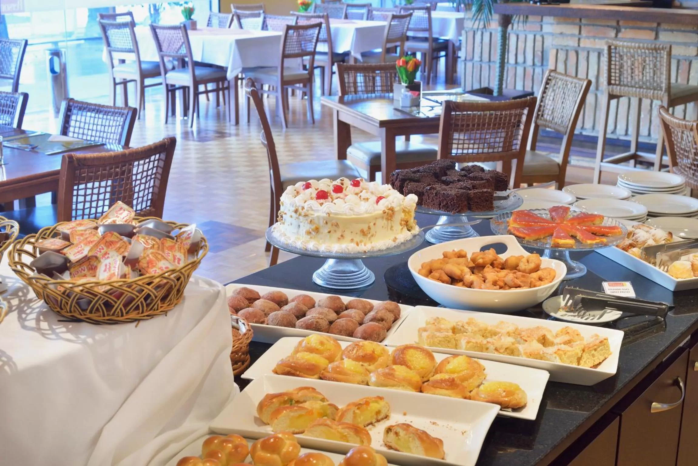 Buffet breakfast in Tri Hotel Executive Caxias